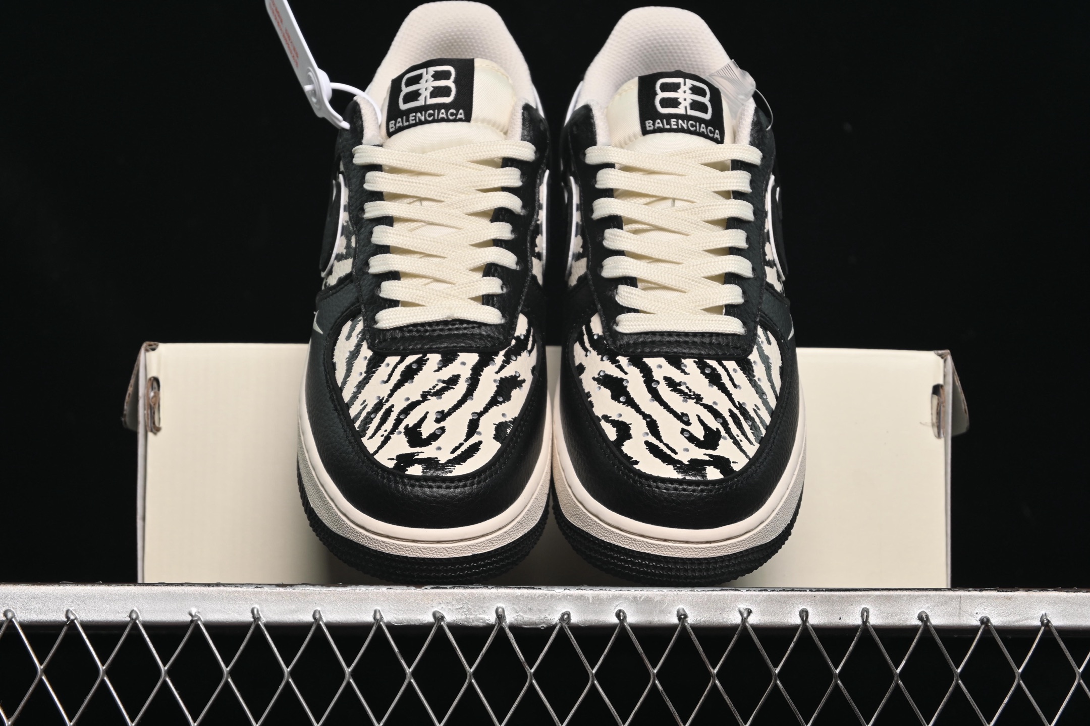 💰280纯原
Nike Air Force 1'07 Low 巴黎世家联名 雪山米白黑 空军一号低帮休闲板鞋 HJ3318-004
#原楦头原纸板 原装鞋盒 定制五金配件 内置全掌气垫 原厂鞋底
尺码:36 36.5 37.5 38 38.5 39 40 40.5 41 42 42.5 43 44 44.5 45 9.D4