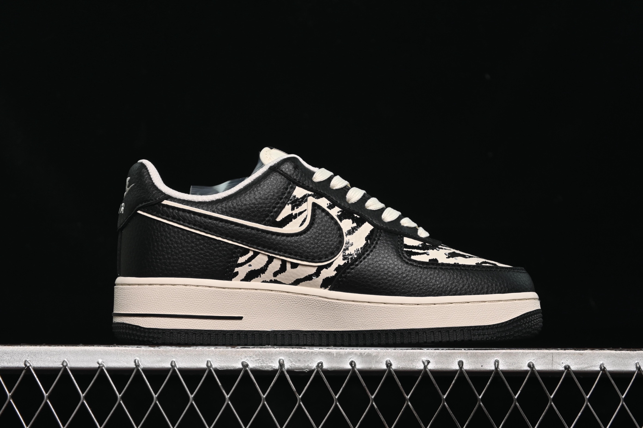 💰280纯原
Nike Air Force 1'07 Low 巴黎世家联名 雪山米白黑 空军一号低帮休闲板鞋 HJ3318-004
#原楦头原纸板 原装鞋盒 定制五金配件 内置全掌气垫 原厂鞋底
尺码:36 36.5 37.5 38 38.5 39 40 40.5 41 42 42.5 43 44 44.5 45 9.D4