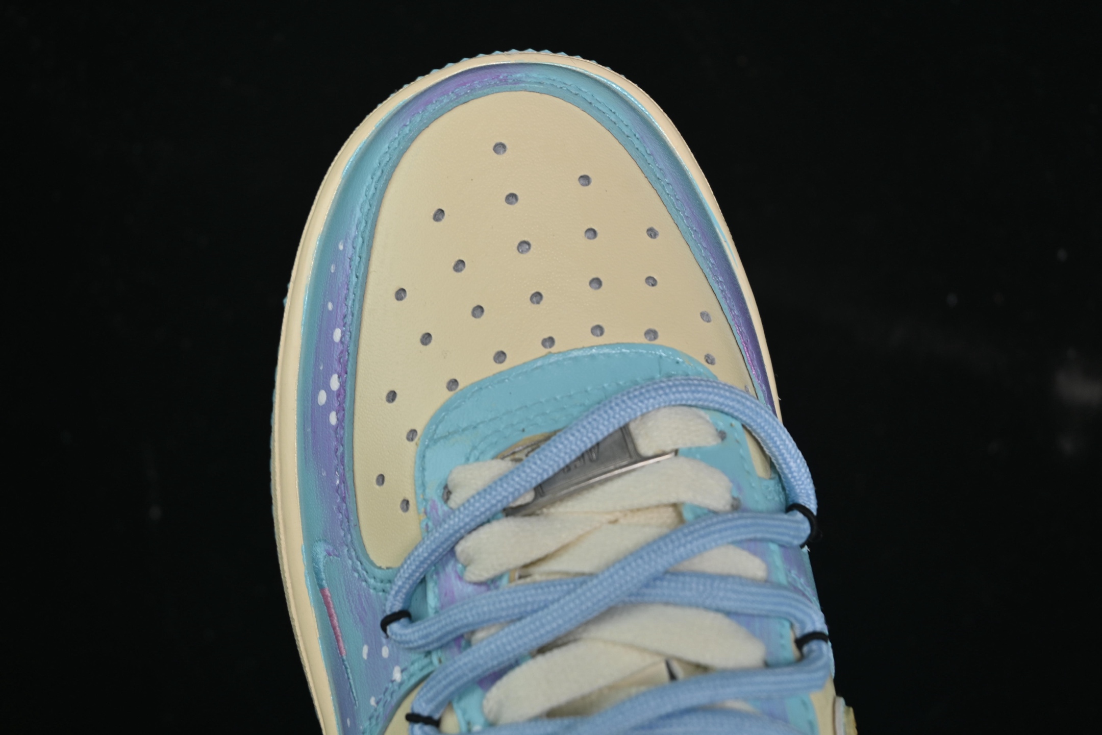 💰300纯原
Nike Air Force 1'07 Low "Sweet Dream of Sea Salt" 手绘涂鸦 海盐甜梦 空军一号低帮休闲板鞋 XL2332-555
#清透海盐蓝与柔雾紫交融,像将马卡龙色揉进云朵,鞋身 “Love” 元素化作无声情书,勾连起青春悸动。奶油中底与冰蓝外底,踩出云端漫步的轻盈,每一步都似在绵软甜梦里打转,把街头潮流与浪漫诗意,悄悄藏进日常步伐
尺码:36 36.5 37.5 38 38.5 39 40 40.5 41 42 42.5 43 44 44.5 45 9.D4