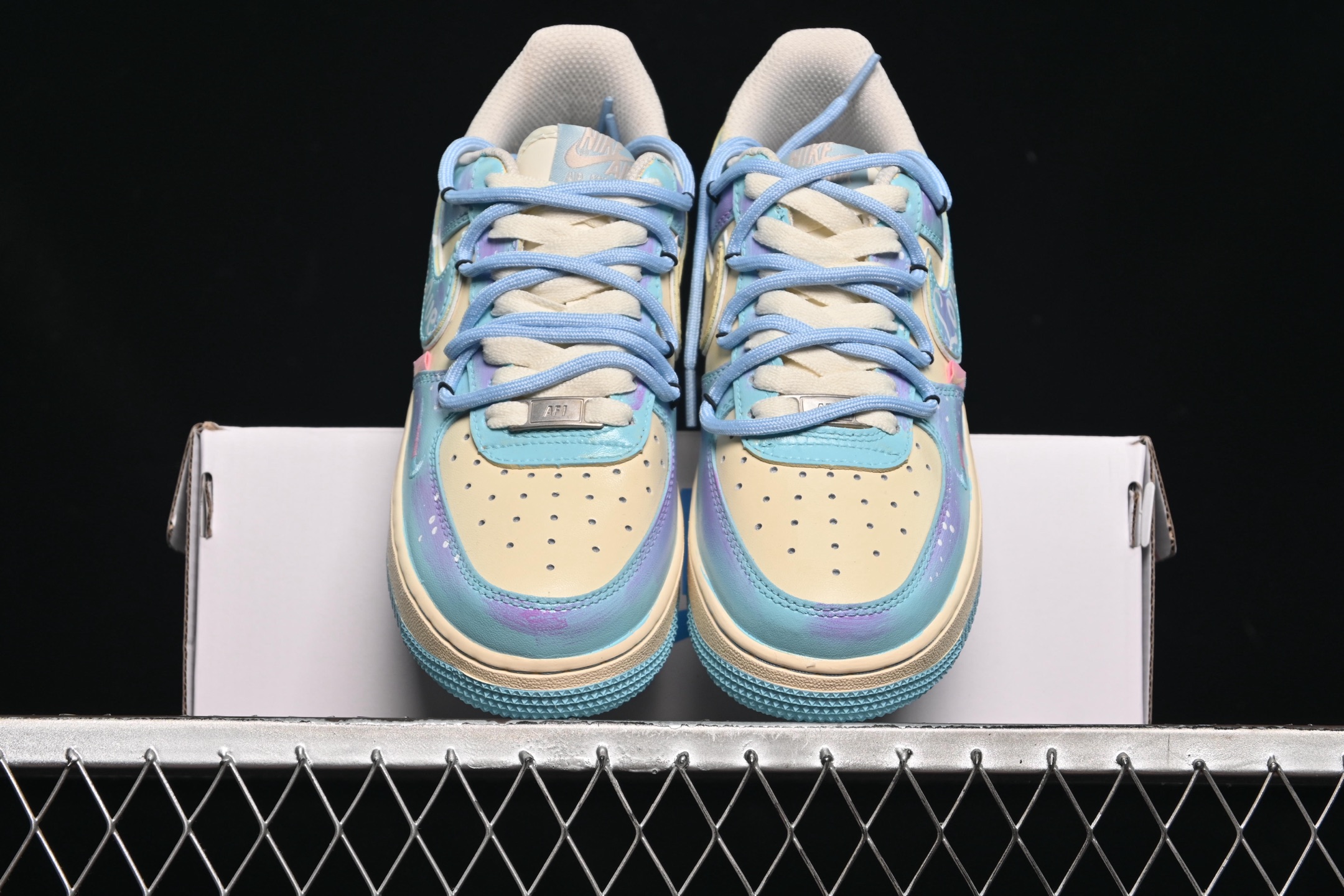 💰300纯原
Nike Air Force 1'07 Low "Sweet Dream of Sea Salt" 手绘涂鸦 海盐甜梦 空军一号低帮休闲板鞋 XL2332-555
#清透海盐蓝与柔雾紫交融,像将马卡龙色揉进云朵,鞋身 “Love” 元素化作无声情书,勾连起青春悸动。奶油中底与冰蓝外底,踩出云端漫步的轻盈,每一步都似在绵软甜梦里打转,把街头潮流与浪漫诗意,悄悄藏进日常步伐
尺码:36 36.5 37.5 38 38.5 39 40 40.5 41 42 42.5 43 44 44.5 45 9.D4