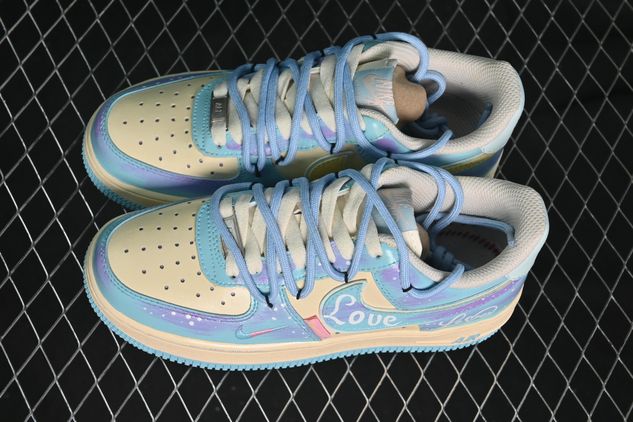 💰300纯原
Nike Air Force 1'07 Low "Sweet Dream of Sea Salt" 手绘涂鸦 海盐甜梦 空军一号低帮休闲板鞋 XL2332-555
#清透海盐蓝与柔雾紫交融,像将马卡龙色揉进云朵,鞋身 “Love” 元素化作无声情书,勾连起青春悸动。奶油中底与冰蓝外底,踩出云端漫步的轻盈,每一步都似在绵软甜梦里打转,把街头潮流与浪漫诗意,悄悄藏进日常步伐
尺码:36 36.5 37.5 38 38.5 39 40 40.5 41 42 42.5 43 44 44.5 45 9.D4