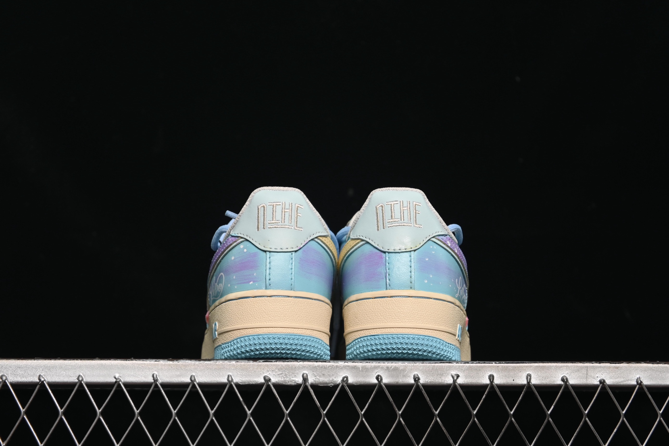 💰300纯原
Nike Air Force 1'07 Low "Sweet Dream of Sea Salt" 手绘涂鸦 海盐甜梦 空军一号低帮休闲板鞋 XL2332-555
#清透海盐蓝与柔雾紫交融,像将马卡龙色揉进云朵,鞋身 “Love” 元素化作无声情书,勾连起青春悸动。奶油中底与冰蓝外底,踩出云端漫步的轻盈,每一步都似在绵软甜梦里打转,把街头潮流与浪漫诗意,悄悄藏进日常步伐
尺码:36 36.5 37.5 38 38.5 39 40 40.5 41 42 42.5 43 44 44.5 45 9.D4
