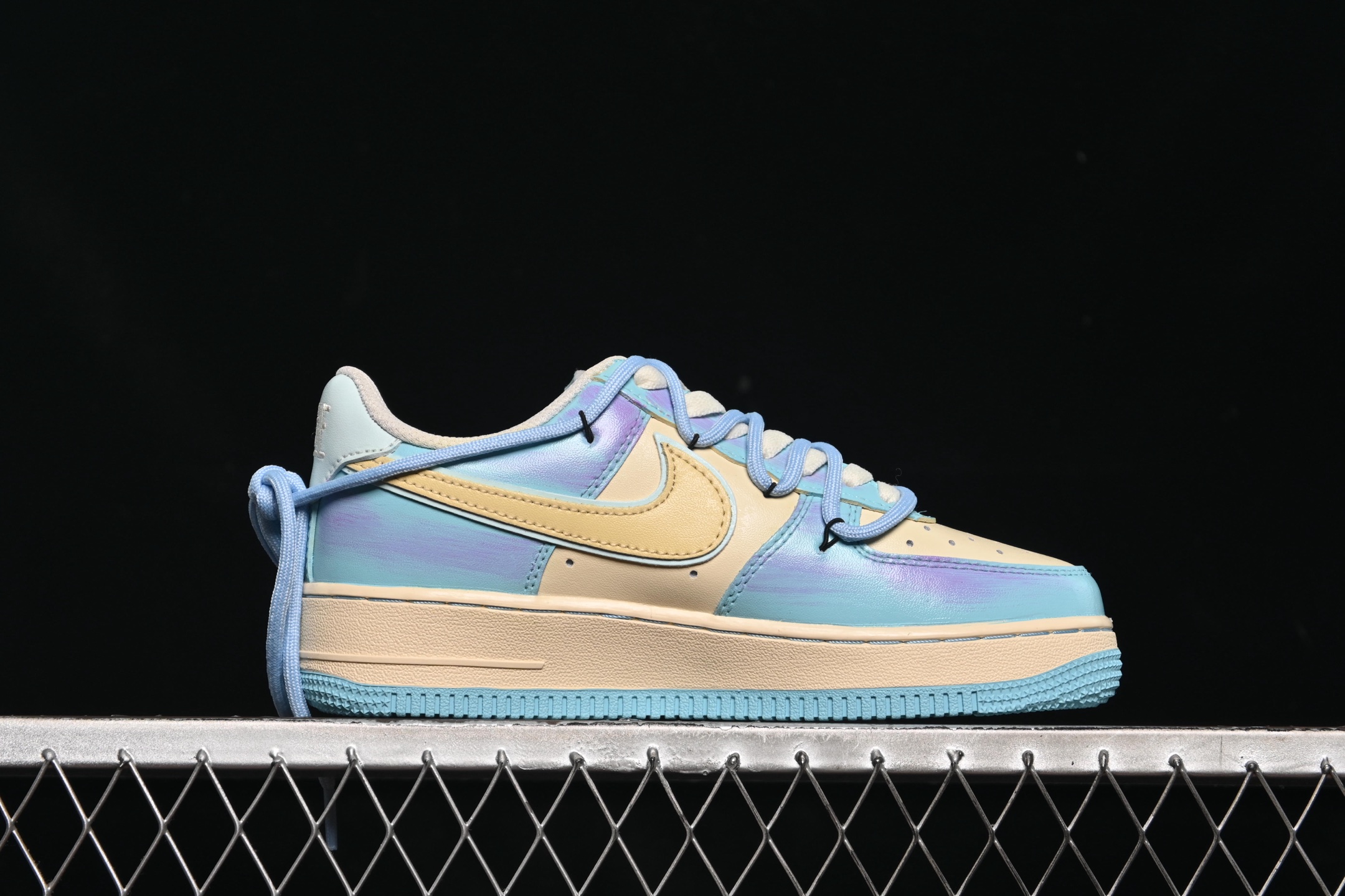 💰300纯原
Nike Air Force 1'07 Low "Sweet Dream of Sea Salt" 手绘涂鸦 海盐甜梦 空军一号低帮休闲板鞋 XL2332-555
#清透海盐蓝与柔雾紫交融,像将马卡龙色揉进云朵,鞋身 “Love” 元素化作无声情书,勾连起青春悸动。奶油中底与冰蓝外底,踩出云端漫步的轻盈,每一步都似在绵软甜梦里打转,把街头潮流与浪漫诗意,悄悄藏进日常步伐
尺码:36 36.5 37.5 38 38.5 39 40 40.5 41 42 42.5 43 44 44.5 45 9.D4