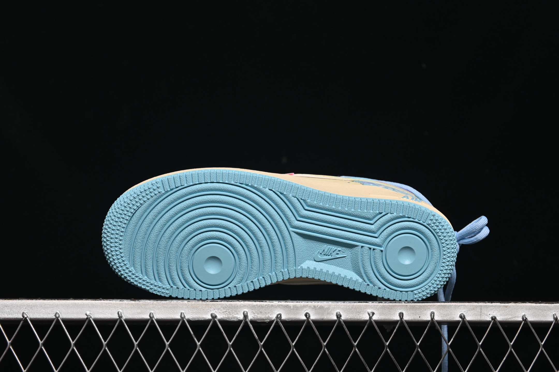 💰300纯原
Nike Air Force 1'07 Low "Sweet Dream of Sea Salt" 手绘涂鸦 海盐甜梦 空军一号低帮休闲板鞋 XL2332-555
#清透海盐蓝与柔雾紫交融,像将马卡龙色揉进云朵,鞋身 “Love” 元素化作无声情书,勾连起青春悸动。奶油中底与冰蓝外底,踩出云端漫步的轻盈,每一步都似在绵软甜梦里打转,把街头潮流与浪漫诗意,悄悄藏进日常步伐
尺码:36 36.5 37.5 38 38.5 39 40 40.5 41 42 42.5 43 44 44.5 45 9.D4