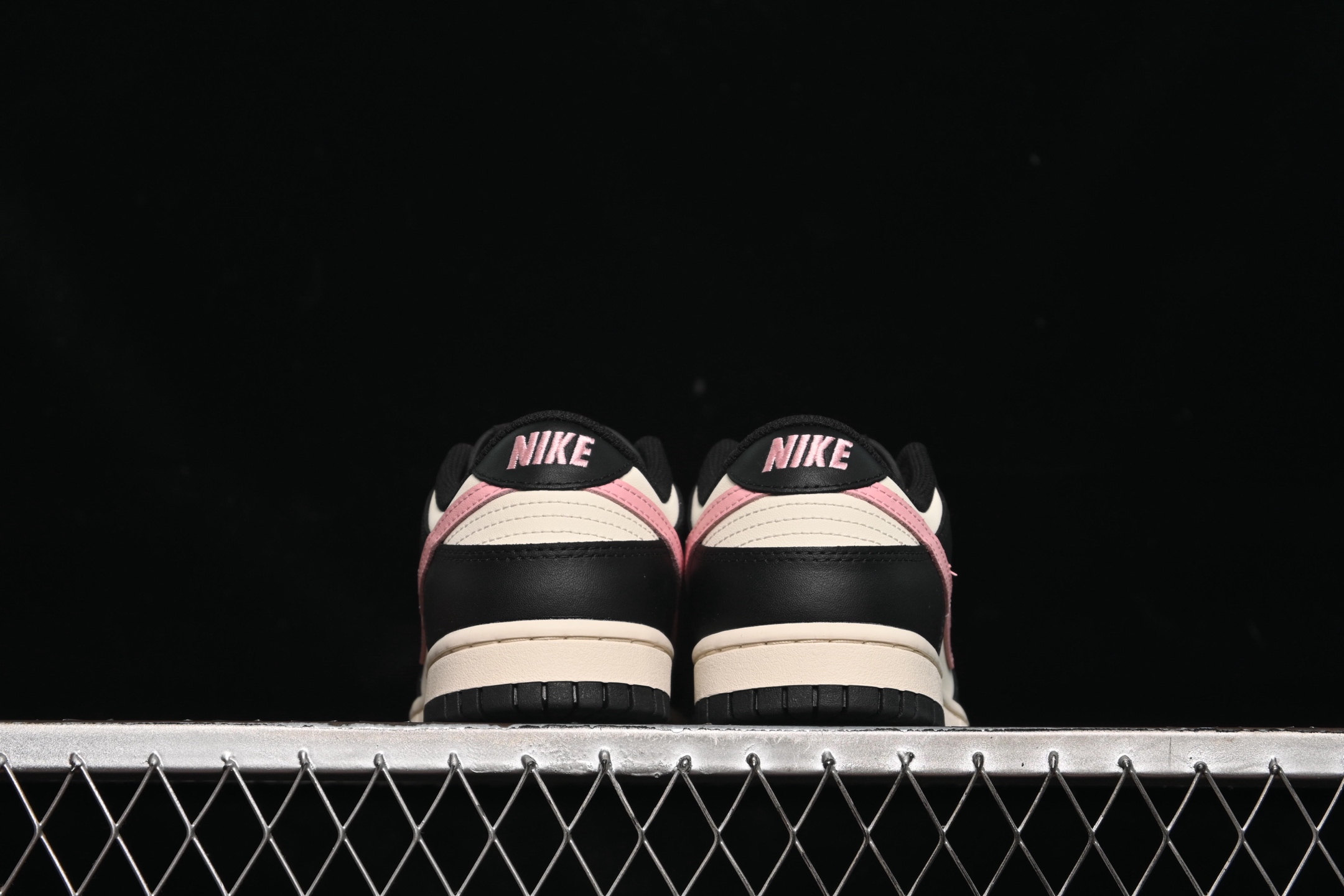 💰260公司级💰360纯原
 Nike SB Dunk Low 白黑粉配色 低帮休闲板鞋 DD1391-100
尺码：35.5 36 36.5 37.5 38 38.5 39 40 9.E5