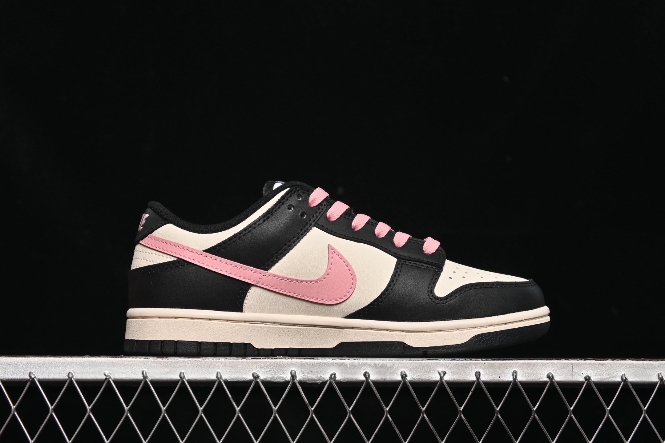 💰260公司级💰360纯原
 Nike SB Dunk Low 白黑粉配色 低帮休闲板鞋 DD1391-100
尺码：35.5 36 36.5 37.5 38 38.5 39 40 9.E5