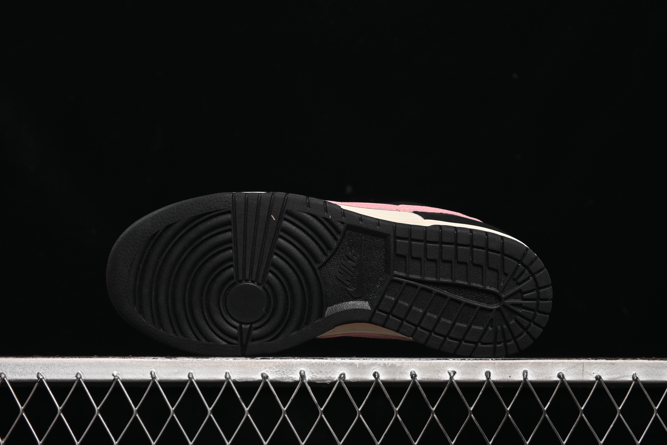 💰260公司级💰360纯原
 Nike SB Dunk Low 白黑粉配色 低帮休闲板鞋 DD1391-100
尺码：35.5 36 36.5 37.5 38 38.5 39 40 9.E5