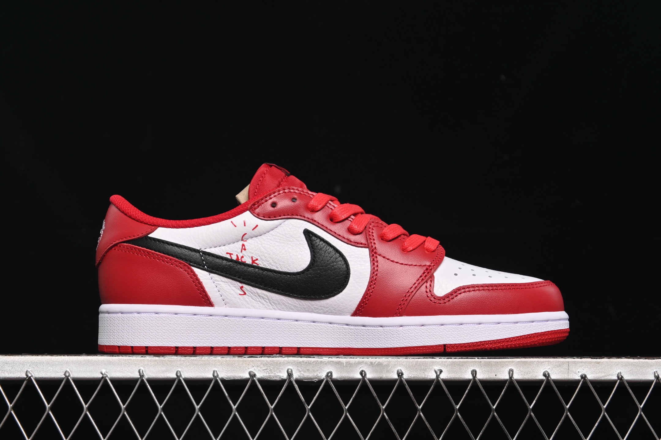 💰440顶级
Travis Scott x Air Jordan 1 Low OG AJ1 乔1倒勾低帮 DM7866-101
#天花板品质 原装版本 全身采用原厂皮料 鞋带 织唛 内标全部客供原厂 原厂数据 原厂楦头纸板打造 每个细节都对位原鞋
尺码:36 36.5 37.5 38 38.5 39 40 40.5 41 42 42.5 43 44 44.5 45 45.5 46 47.5 48.5 LWE5