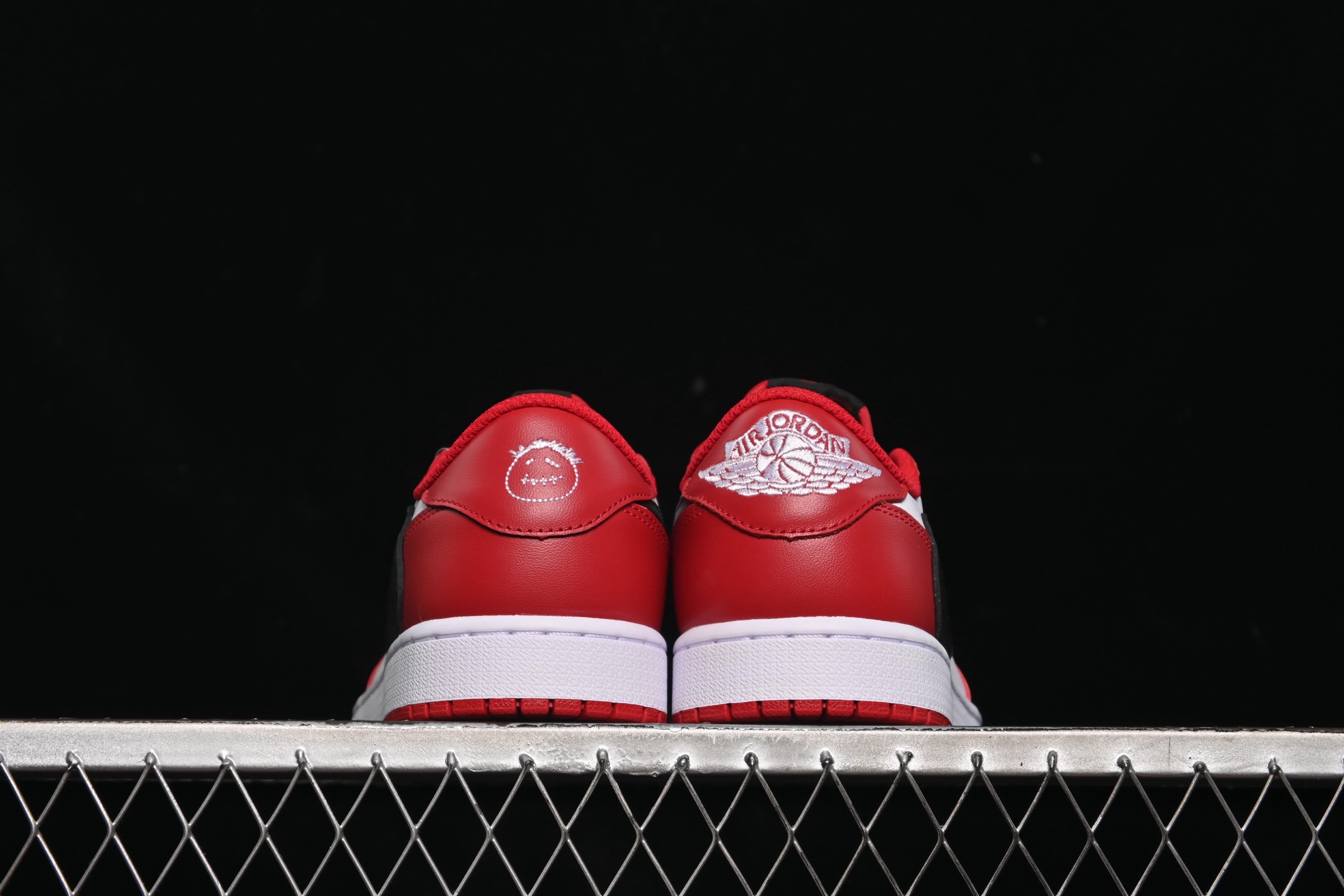 💰440顶级
Travis Scott x Air Jordan 1 Low OG AJ1 乔1倒勾低帮 DM7866-101
#天花板品质 原装版本 全身采用原厂皮料 鞋带 织唛 内标全部客供原厂 原厂数据 原厂楦头纸板打造 每个细节都对位原鞋
尺码:36 36.5 37.5 38 38.5 39 40 40.5 41 42 42.5 43 44 44.5 45 45.5 46 47.5 48.5 LWE5