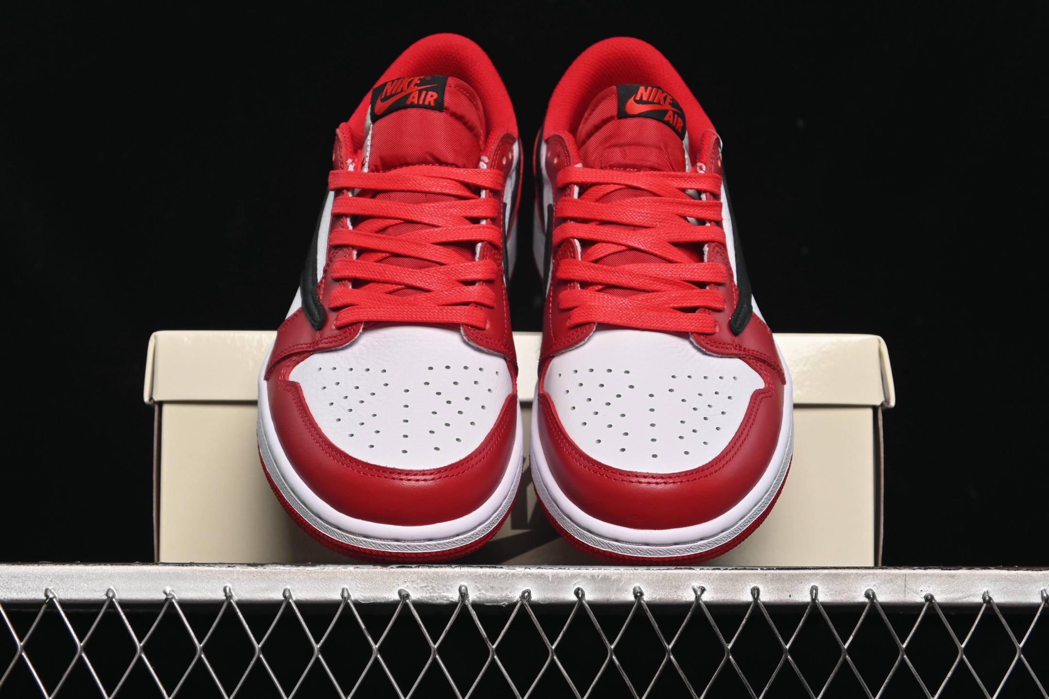 💰440顶级
Travis Scott x Air Jordan 1 Low OG AJ1 乔1倒勾低帮 DM7866-101
#天花板品质 原装版本 全身采用原厂皮料 鞋带 织唛 内标全部客供原厂 原厂数据 原厂楦头纸板打造 每个细节都对位原鞋
尺码:36 36.5 37.5 38 38.5 39 40 40.5 41 42 42.5 43 44 44.5 45 45.5 46 47.5 48.5 LWE5