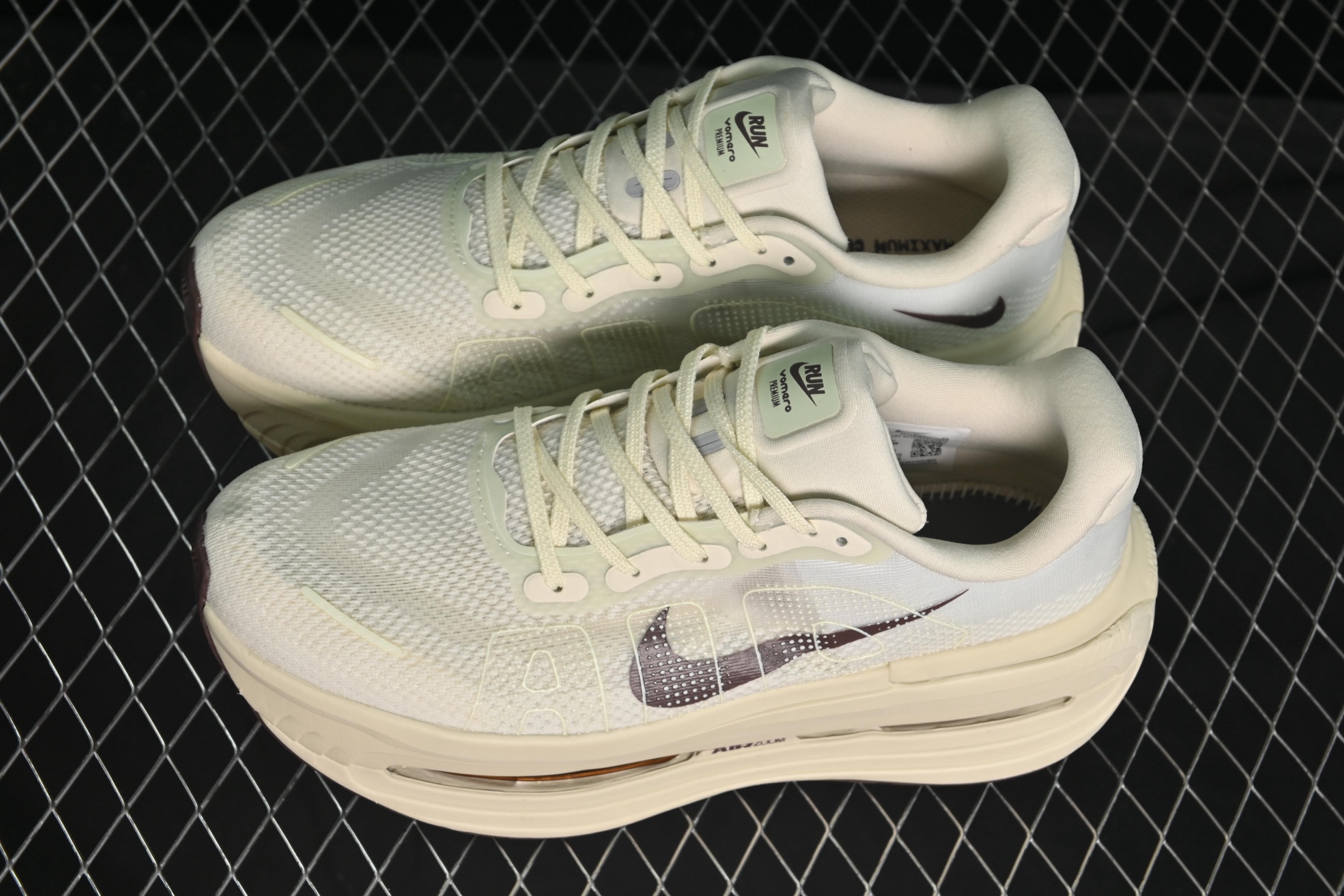 💰280纯原
 Nike Air Zoom Vomero Premium 耐克网面厚底气垫跑鞋 HQ2050-700
尺码：36 36.5 37.5 38 38.5 39 40 40.5 41 42 42.5 43 44 44.5 45 C.D4