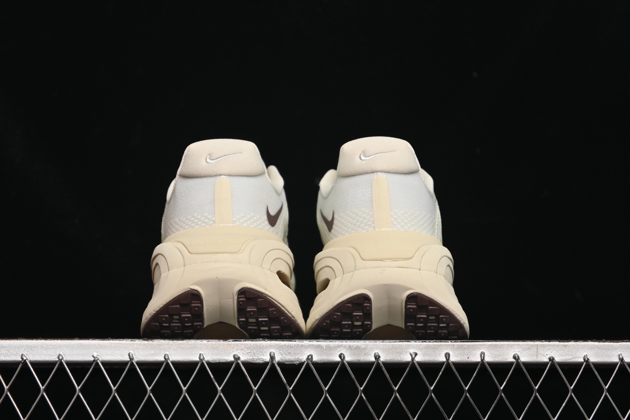 💰280纯原
 Nike Air Zoom Vomero Premium 耐克网面厚底气垫跑鞋 HQ2050-700
尺码：36 36.5 37.5 38 38.5 39 40 40.5 41 42 42.5 43 44 44.5 45 C.D4