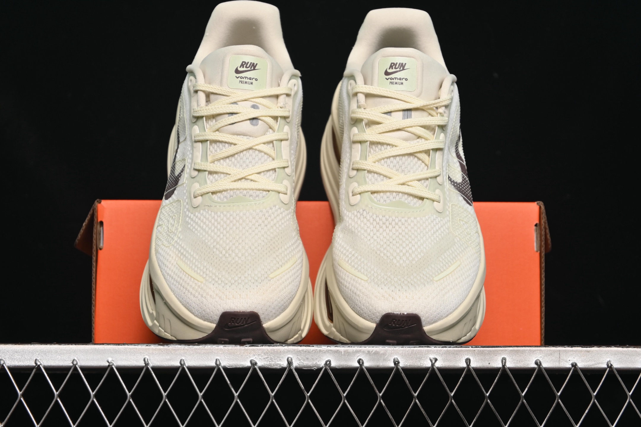 💰280纯原
 Nike Air Zoom Vomero Premium 耐克网面厚底气垫跑鞋 HQ2050-700
尺码：36 36.5 37.5 38 38.5 39 40 40.5 41 42 42.5 43 44 44.5 45 C.D4