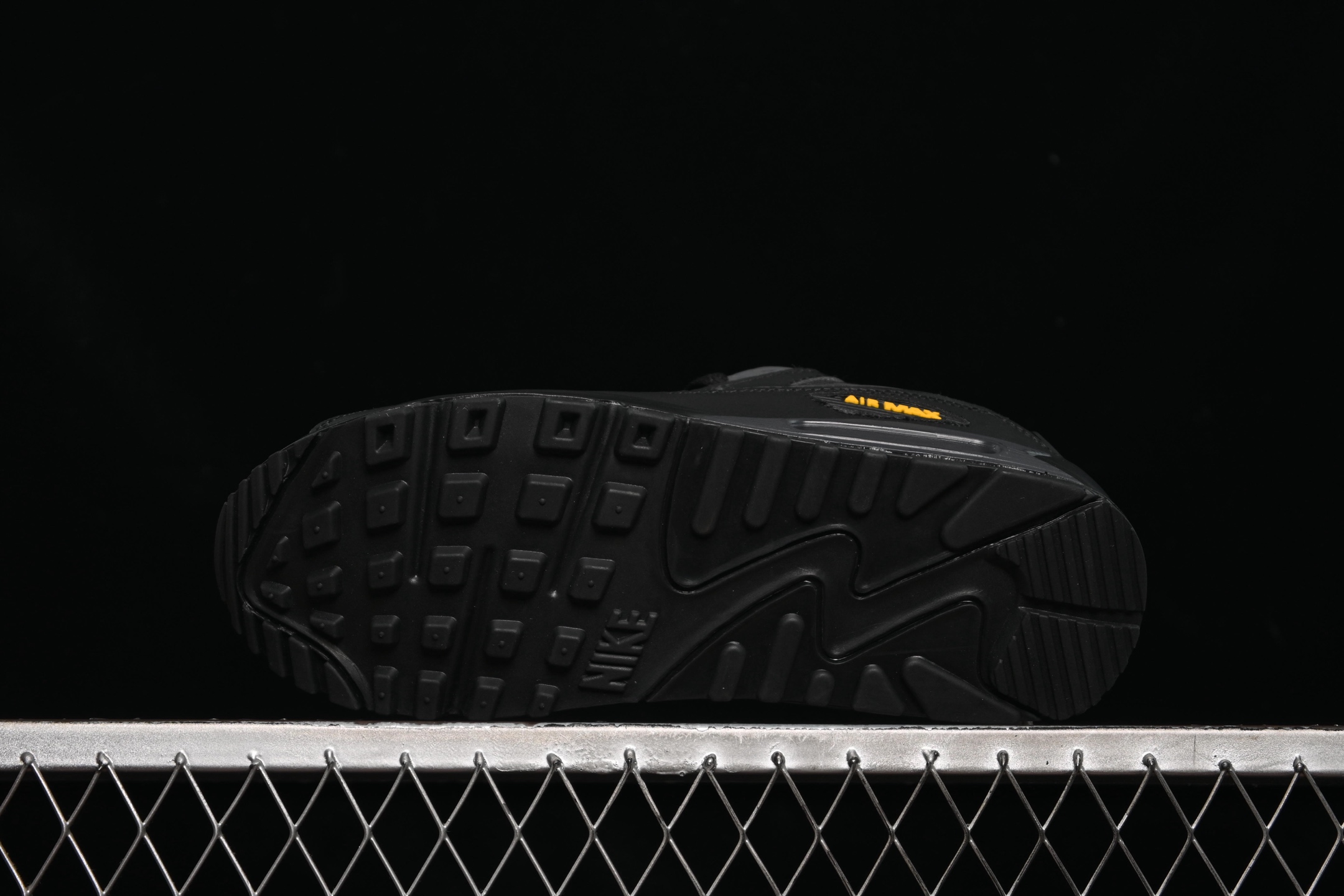 💰220纯原
 Nike Air Max 90 耐克复古气垫跑鞋 IB7680-001
尺码：36 36.5 37.5 38 38.5 39 40 40.5 41 42 42.5 43 44 44.5 45 46 B.C3