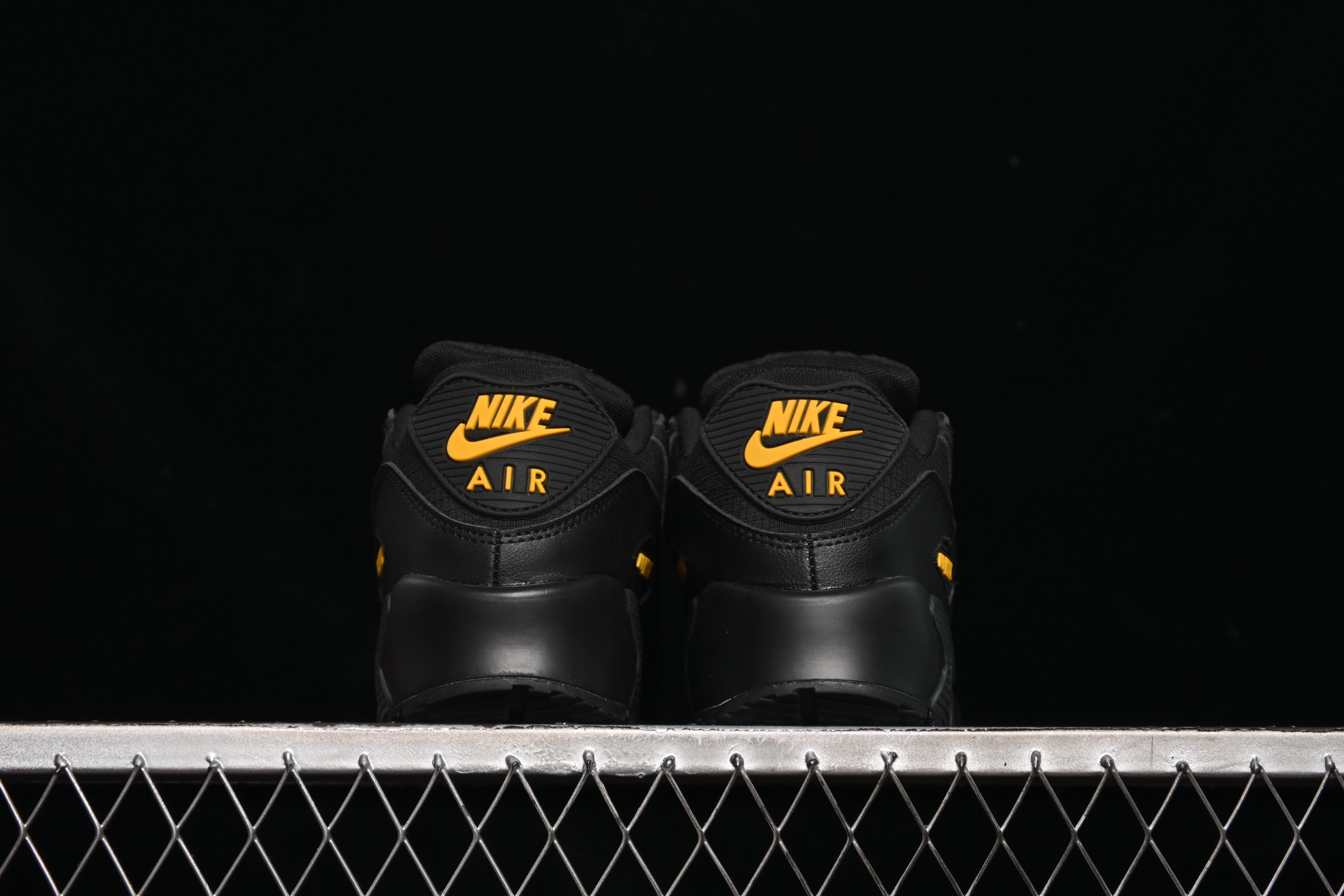 💰220纯原
 Nike Air Max 90 耐克复古气垫跑鞋 IB7680-001
尺码：36 36.5 37.5 38 38.5 39 40 40.5 41 42 42.5 43 44 44.5 45 46 B.C3