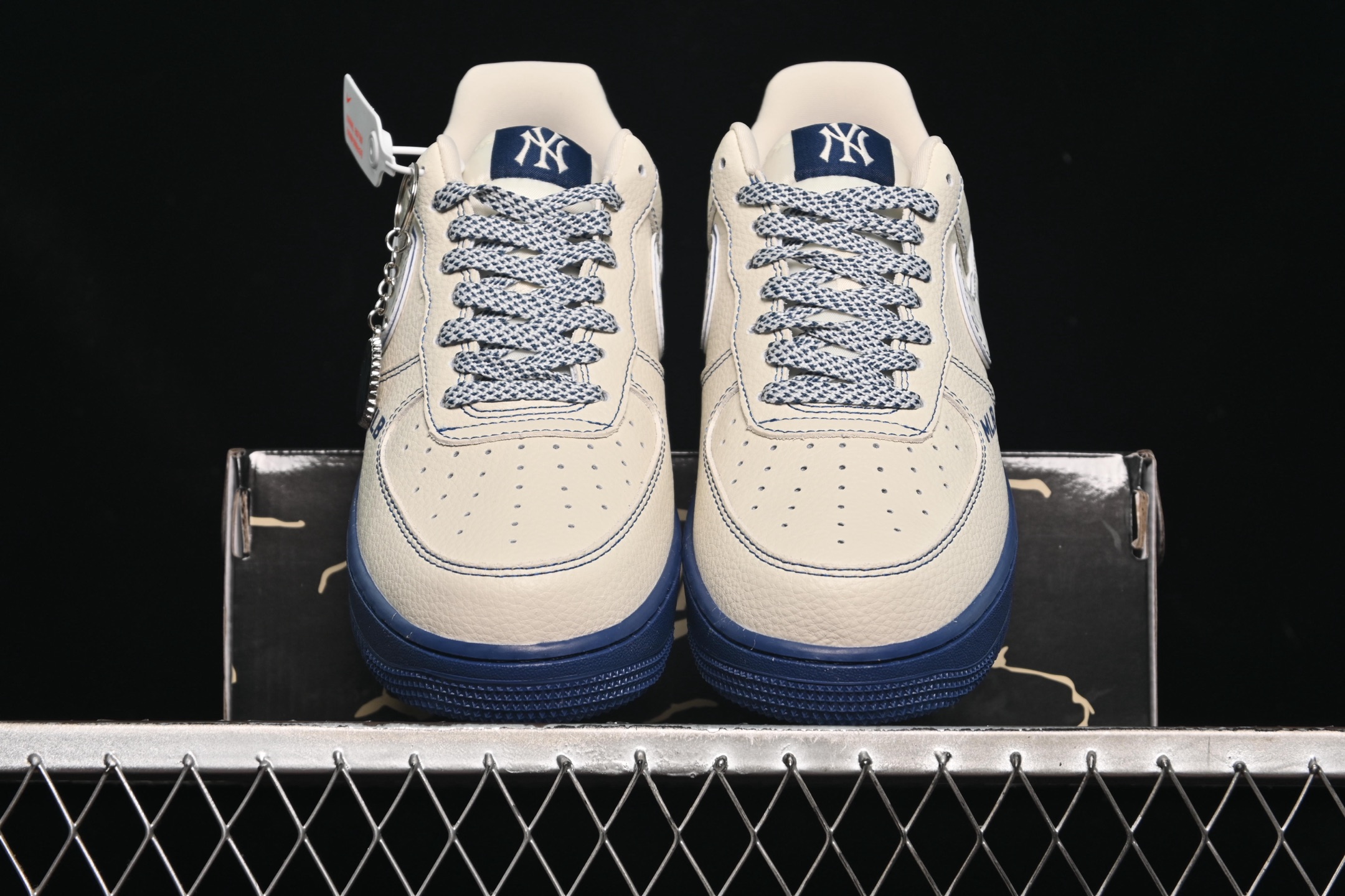💰280纯原
Nike Air Force 1'07 Low MLB联名 米蓝线反光 空军一号低帮休闲板鞋 KJ1688-010
#原楦头原纸板 原装鞋盒 定制五金配件 内置全掌气垫 原厂鞋底
尺码:36 36.5 37.5 38 38.5 39 40 40.5 41 42 42.5 43 44 44.5 45 9.D4