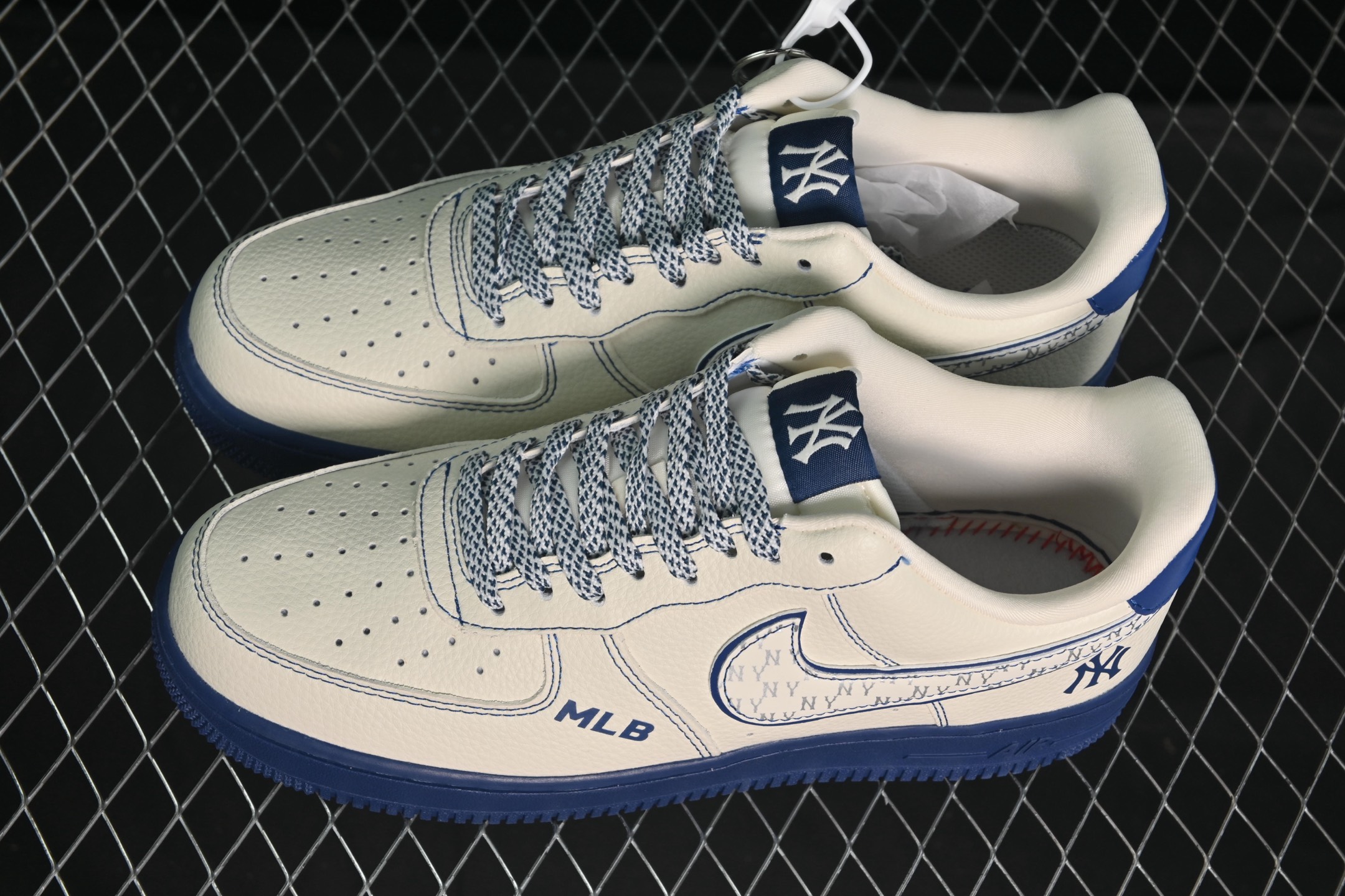 💰280纯原
Nike Air Force 1'07 Low MLB联名 米蓝线反光 空军一号低帮休闲板鞋 KJ1688-010
#原楦头原纸板 原装鞋盒 定制五金配件 内置全掌气垫 原厂鞋底
尺码:36 36.5 37.5 38 38.5 39 40 40.5 41 42 42.5 43 44 44.5 45 9.D4