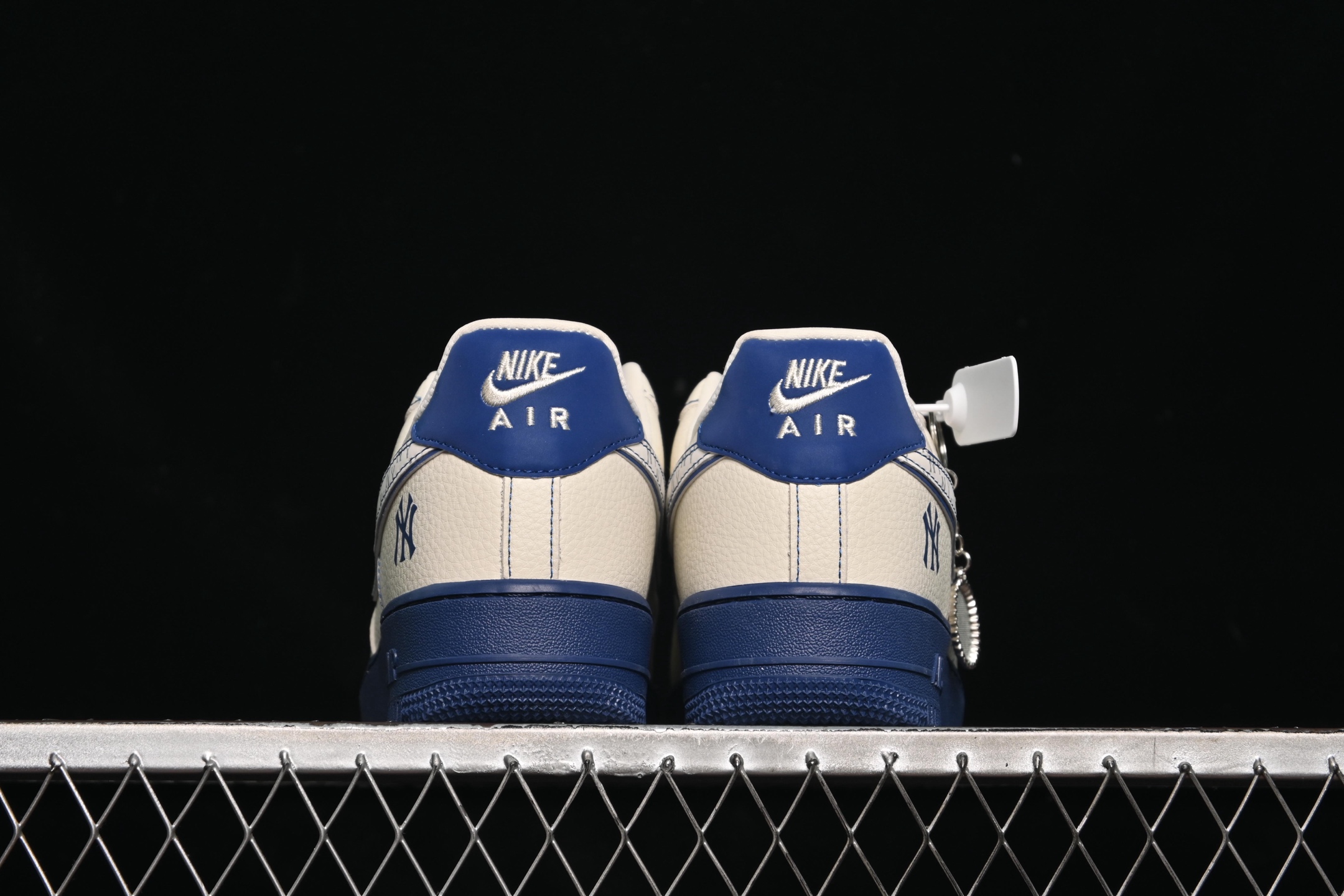 💰280纯原
Nike Air Force 1'07 Low MLB联名 米蓝线反光 空军一号低帮休闲板鞋 KJ1688-010
#原楦头原纸板 原装鞋盒 定制五金配件 内置全掌气垫 原厂鞋底
尺码:36 36.5 37.5 38 38.5 39 40 40.5 41 42 42.5 43 44 44.5 45 9.D4