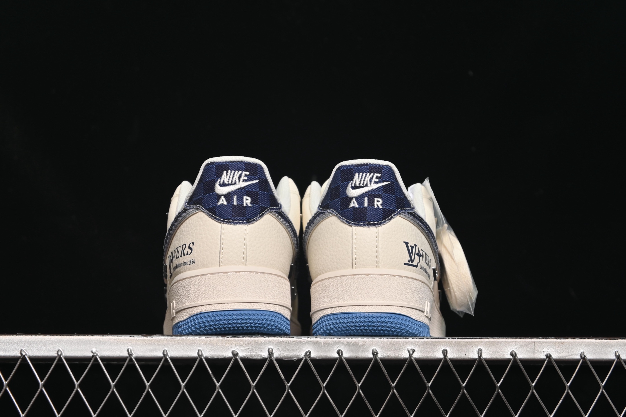 💰300纯原
 Nike Air Force 1'07 Low LV联名 米蓝四勾 空军一号低帮休闲板鞋 XS2869-003
#原楦头原纸板 原装鞋盒 定制五金配件 内置全掌气垫 原厂鞋底
尺码：36 36.5 37.5 38 38.5 39 40 40.5 41 42 42.5 43 44 44.5 45 9.D4
