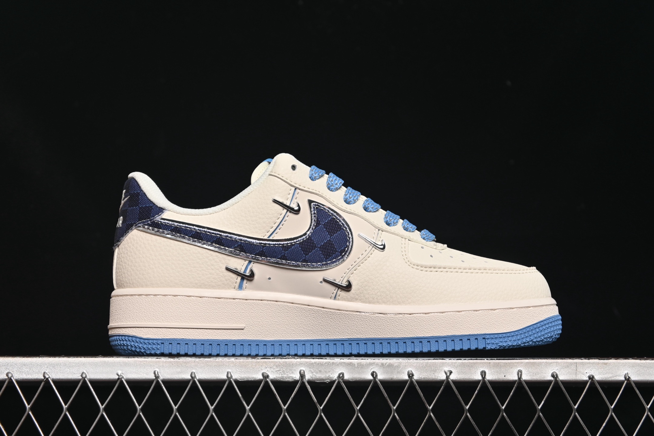 💰300纯原
 Nike Air Force 1'07 Low LV联名 米蓝四勾 空军一号低帮休闲板鞋 XS2869-003
#原楦头原纸板 原装鞋盒 定制五金配件 内置全掌气垫 原厂鞋底
尺码：36 36.5 37.5 38 38.5 39 40 40.5 41 42 42.5 43 44 44.5 45 9.D4