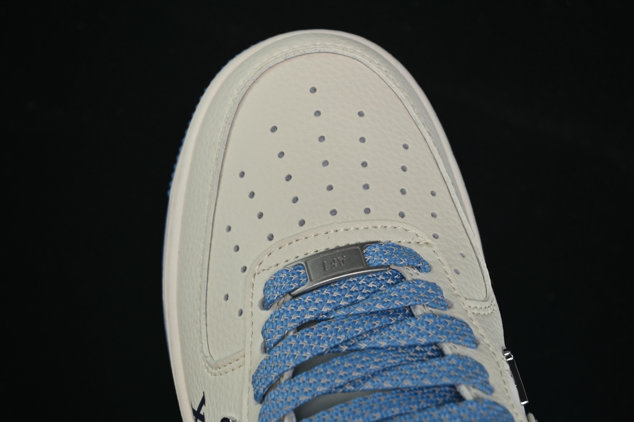 💰300纯原
 Nike Air Force 1'07 Low LV联名 米蓝四勾 空军一号低帮休闲板鞋 XS2869-003
#原楦头原纸板 原装鞋盒 定制五金配件 内置全掌气垫 原厂鞋底
尺码：36 36.5 37.5 38 38.5 39 40 40.5 41 42 42.5 43 44 44.5 45 9.D4