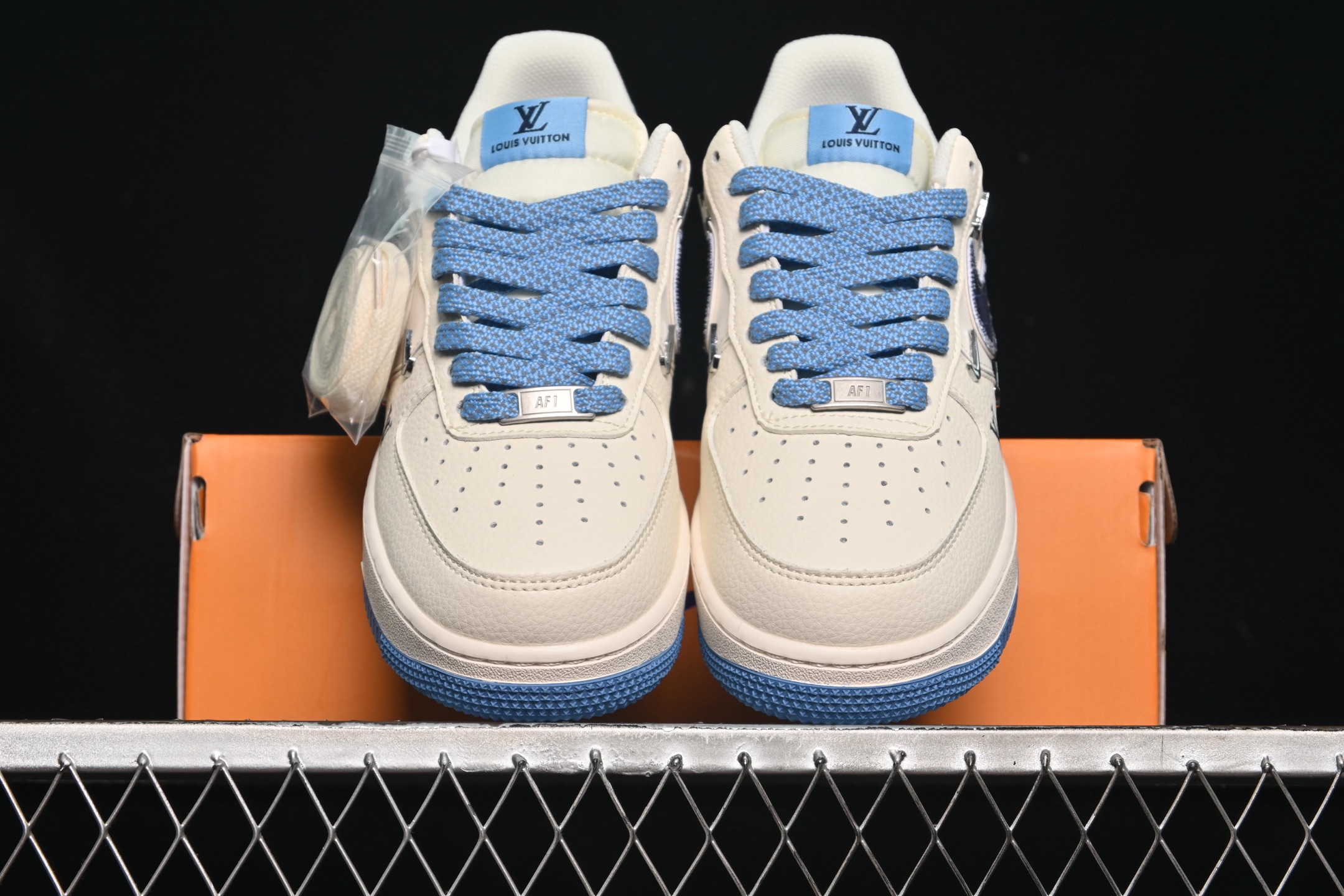 💰300纯原
 Nike Air Force 1'07 Low LV联名 米蓝四勾 空军一号低帮休闲板鞋 XS2869-003
#原楦头原纸板 原装鞋盒 定制五金配件 内置全掌气垫 原厂鞋底
尺码：36 36.5 37.5 38 38.5 39 40 40.5 41 42 42.5 43 44 44.5 45 9.D4