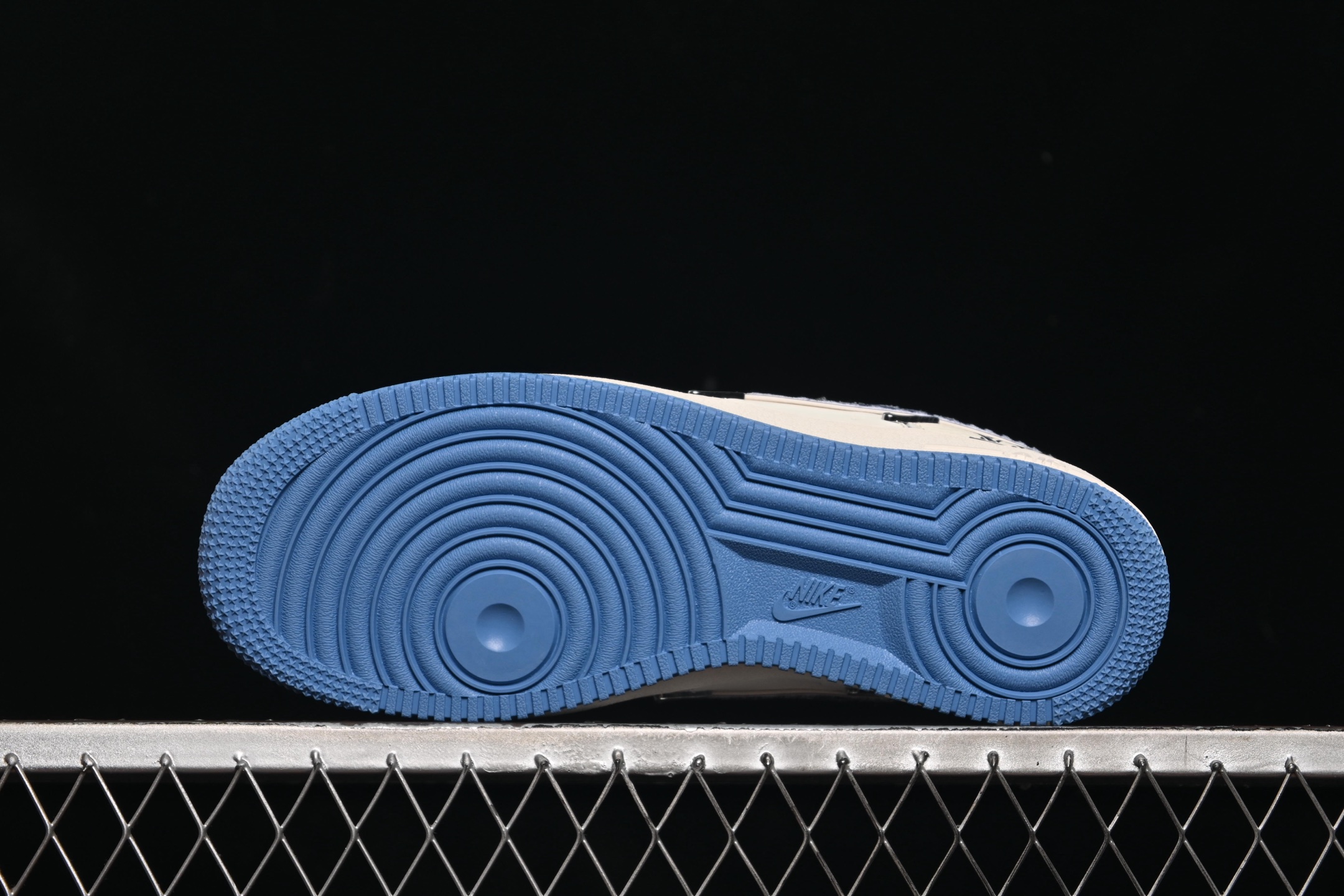 💰300纯原
 Nike Air Force 1'07 Low LV联名 米蓝四勾 空军一号低帮休闲板鞋 XS2869-003
#原楦头原纸板 原装鞋盒 定制五金配件 内置全掌气垫 原厂鞋底
尺码：36 36.5 37.5 38 38.5 39 40 40.5 41 42 42.5 43 44 44.5 45 9.D4