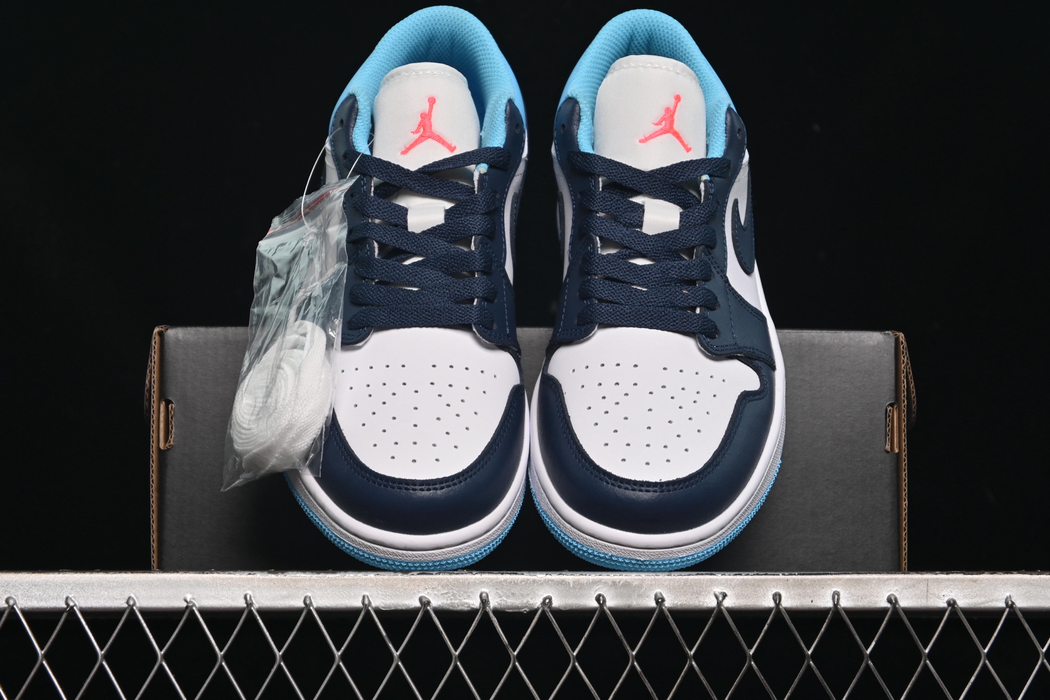💰160真标💰200公司级💰240纯原
Air Jordan 1 Low AJ1 乔1蓝白黑勾 低帮文化休闲板鞋 553558-149
尺码:36 36.5 37.5 38 38.5 39 40 40.5 41 42 42.5 43 44 44.5 45 46 ZZC3
