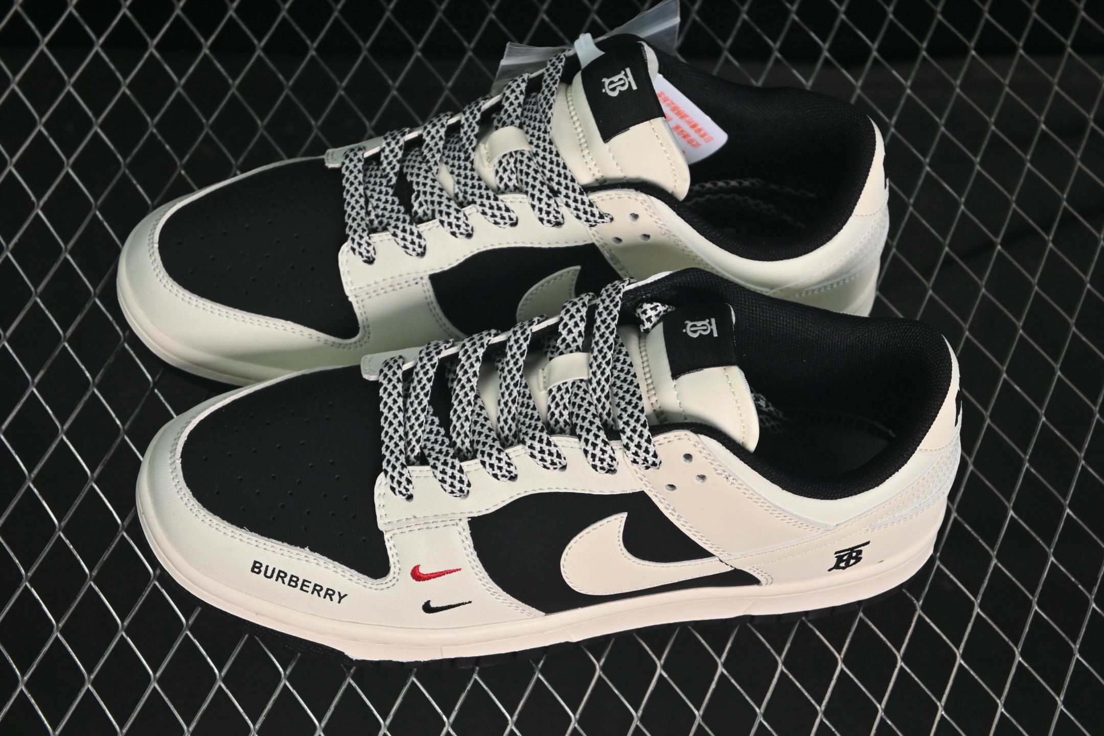 💰280公司级💰360纯原
Nike SB Dunk Low 巴宝莉联名 白黑小双勾 周年高端定制 低帮休闲板鞋 CS5288-117
#定制鞋盒 大厂纯原品质出货 超高清洁度 皮料切割干净无任何毛边 细节完美
尺码:36 36.5 37.5 38 38.5 39 40 40.5 41 42 42.5 43 44 44.5 45 9.E5