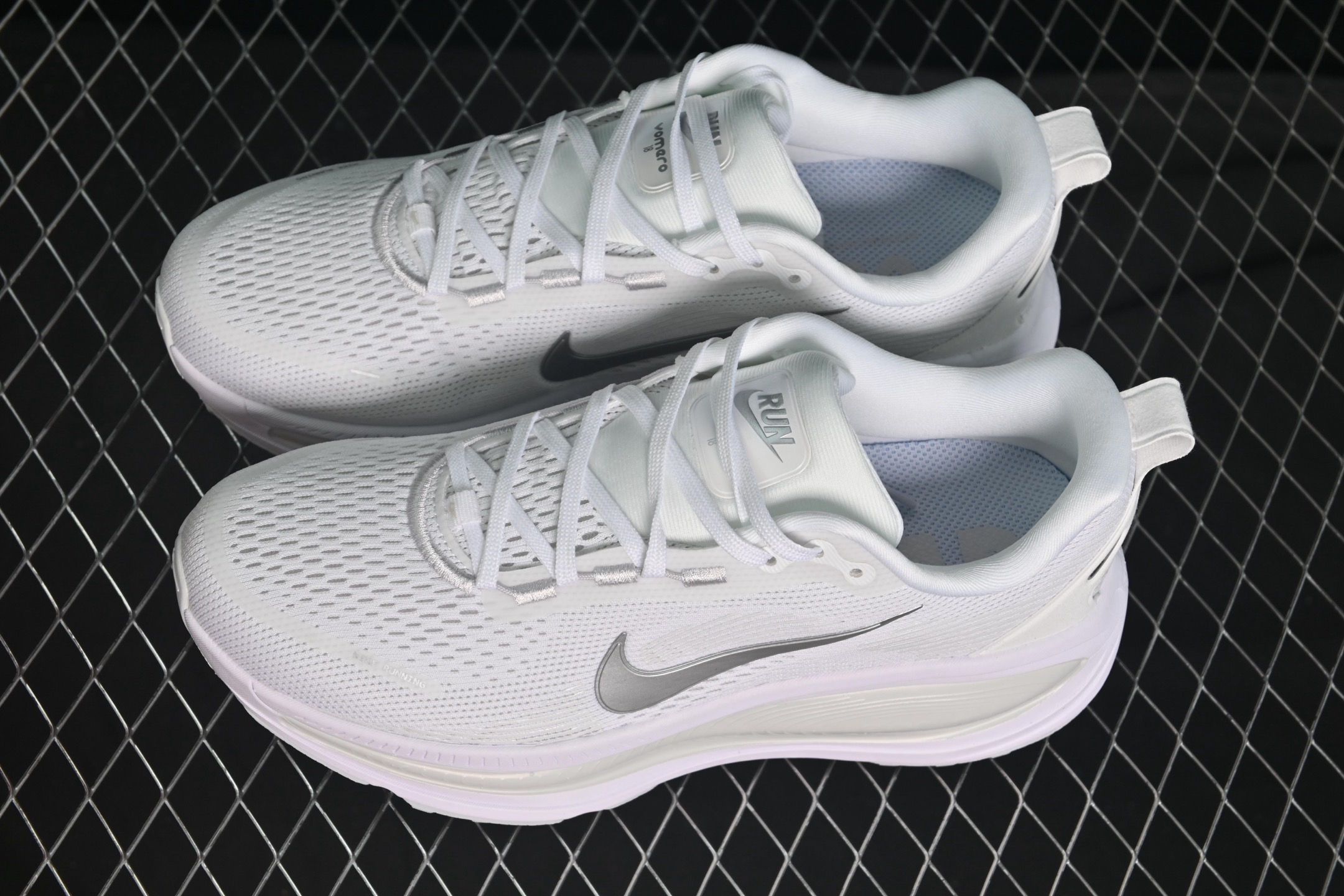 💰200纯原
 Nike Air Zoom Vomero 18 登月18 缓震休闲跑鞋 HM6803-104
尺码：36 36.5 37.5 38 38.5 39 40 40.5 41 42 42.5 43 44 44.5 45 AJD4
