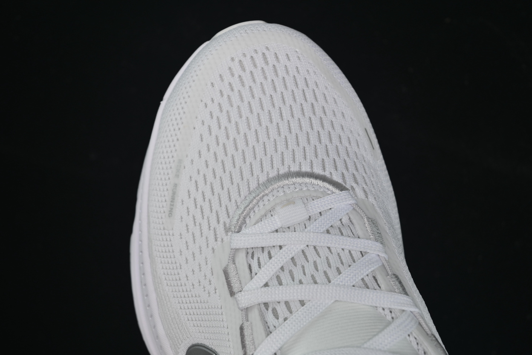 💰200纯原
 Nike Air Zoom Vomero 18 登月18 缓震休闲跑鞋 HM6803-104
尺码：36 36.5 37.5 38 38.5 39 40 40.5 41 42 42.5 43 44 44.5 45 AJD4