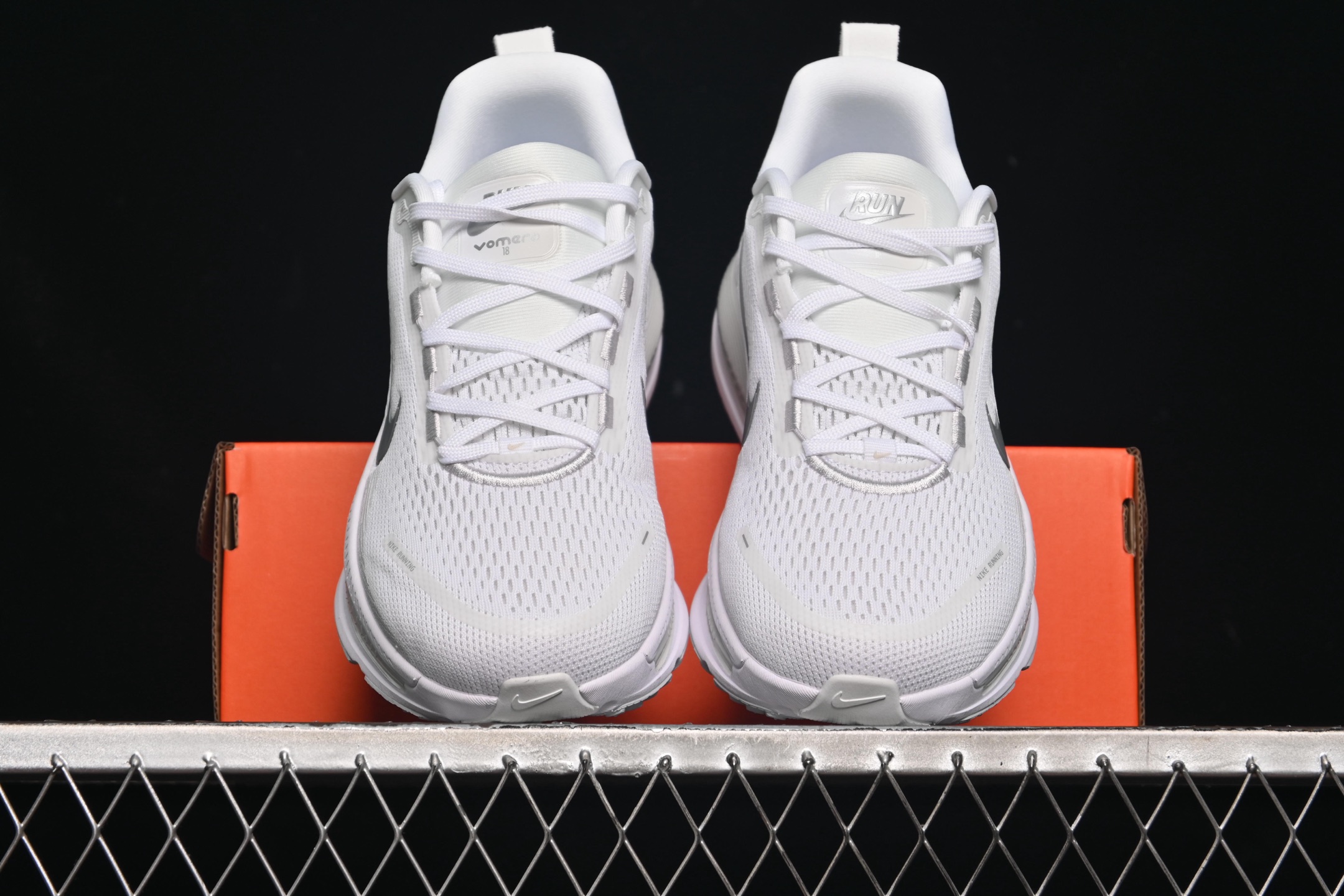 💰200纯原
 Nike Air Zoom Vomero 18 登月18 缓震休闲跑鞋 HM6803-104
尺码：36 36.5 37.5 38 38.5 39 40 40.5 41 42 42.5 43 44 44.5 45 AJD4
