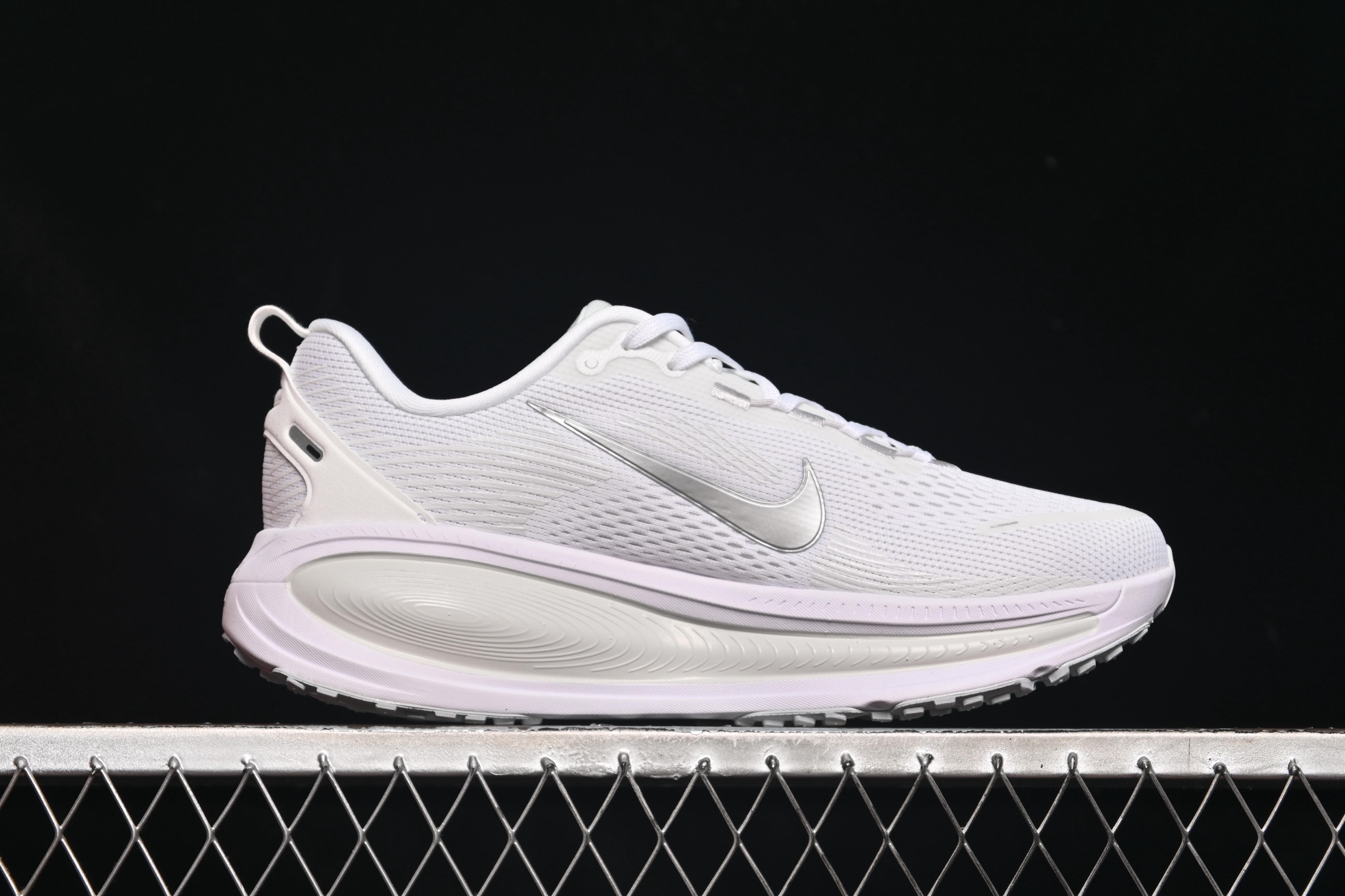 💰200纯原
 Nike Air Zoom Vomero 18 登月18 缓震休闲跑鞋 HM6803-104
尺码：36 36.5 37.5 38 38.5 39 40 40.5 41 42 42.5 43 44 44.5 45 AJD4