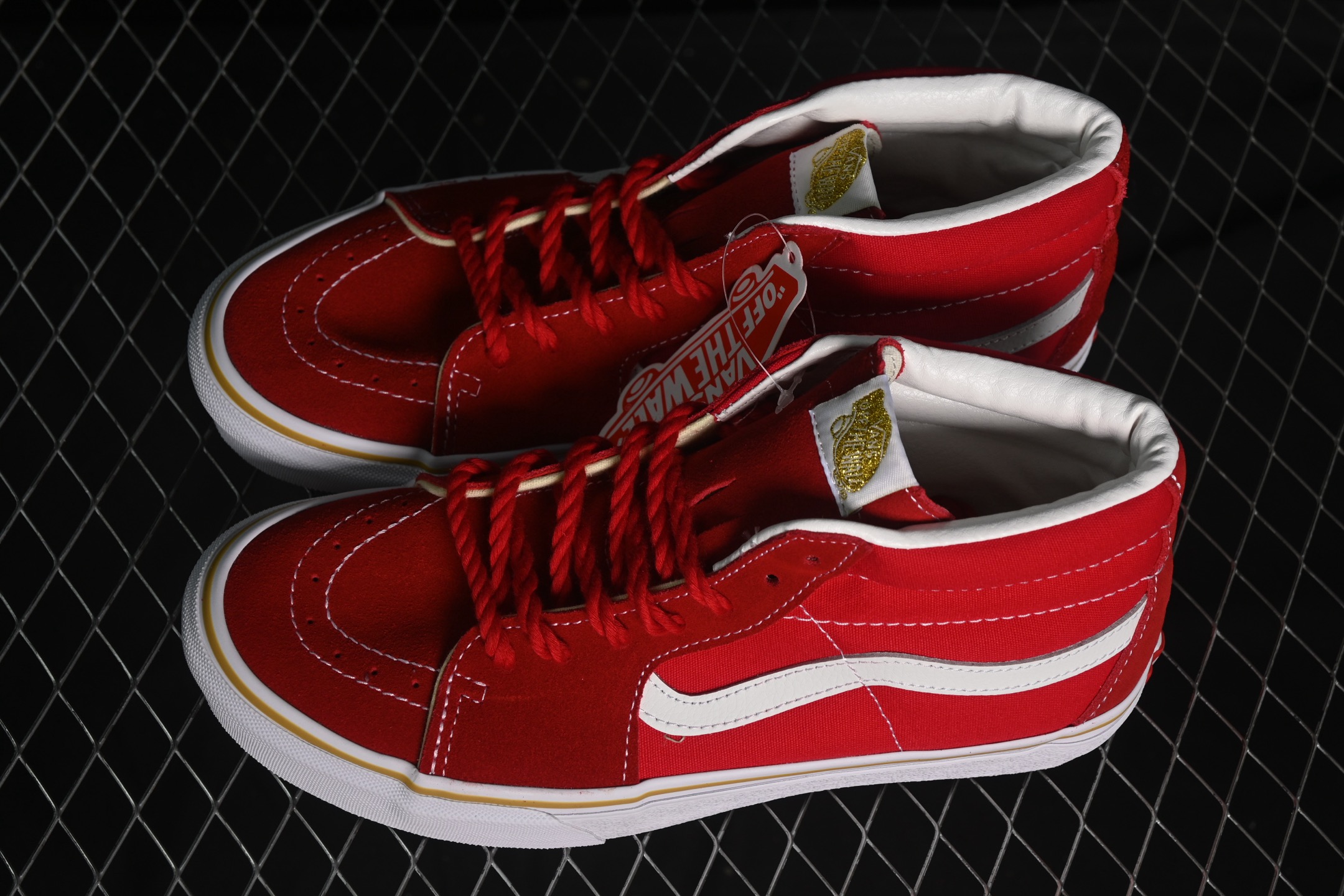 💰160纯原
 Vans Sk8-Mid 万斯中邦休闲滑板鞋 VN000BWEJV6
#工艺：硫化1:1（重量1:1、真标、原钢印、材质标、鞋型标、合格证）
尺码：35 36 36.5 37 38 38.5 39 40 40.5 41 42 42.5 43 44 M.C3