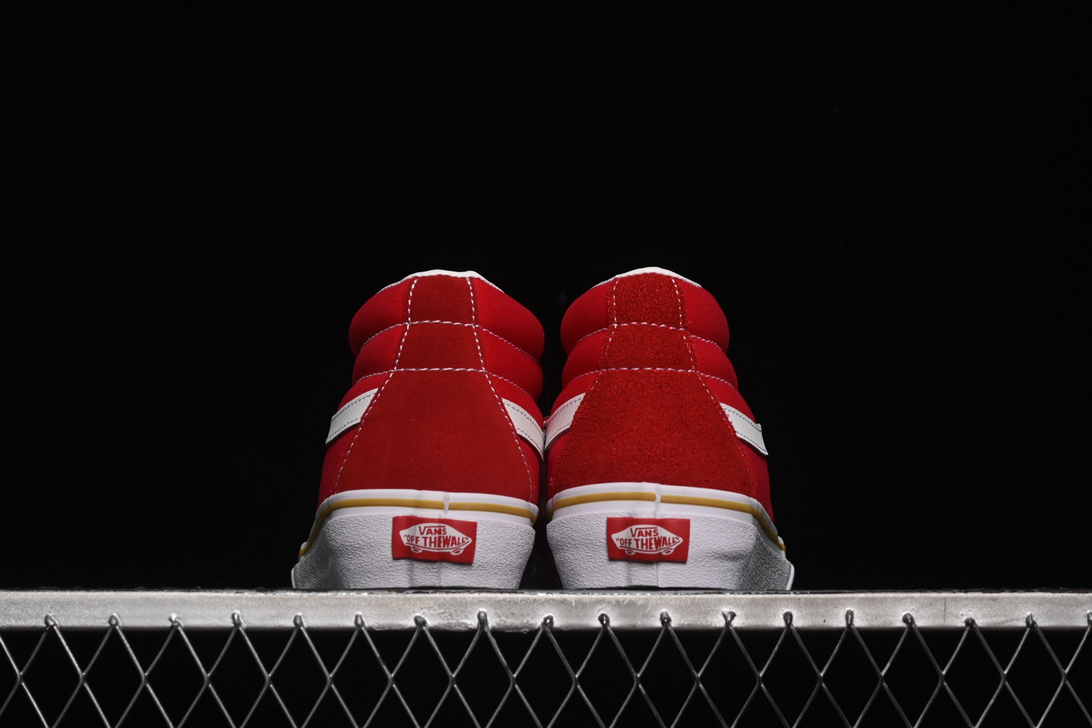 💰160纯原
 Vans Sk8-Mid 万斯中邦休闲滑板鞋 VN000BWEJV6
#工艺：硫化1:1（重量1:1、真标、原钢印、材质标、鞋型标、合格证）
尺码：35 36 36.5 37 38 38.5 39 40 40.5 41 42 42.5 43 44 M.C3