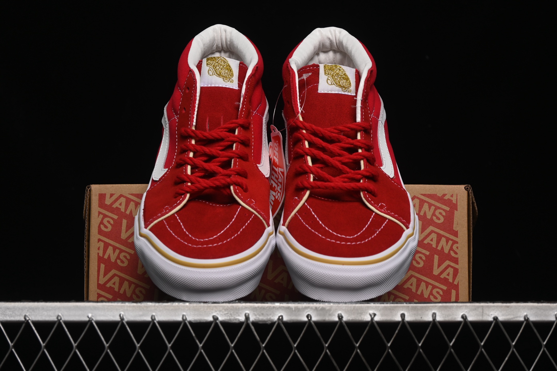 💰160纯原
 Vans Sk8-Mid 万斯中邦休闲滑板鞋 VN000BWEJV6
#工艺：硫化1:1（重量1:1、真标、原钢印、材质标、鞋型标、合格证）
尺码：35 36 36.5 37 38 38.5 39 40 40.5 41 42 42.5 43 44 M.C3