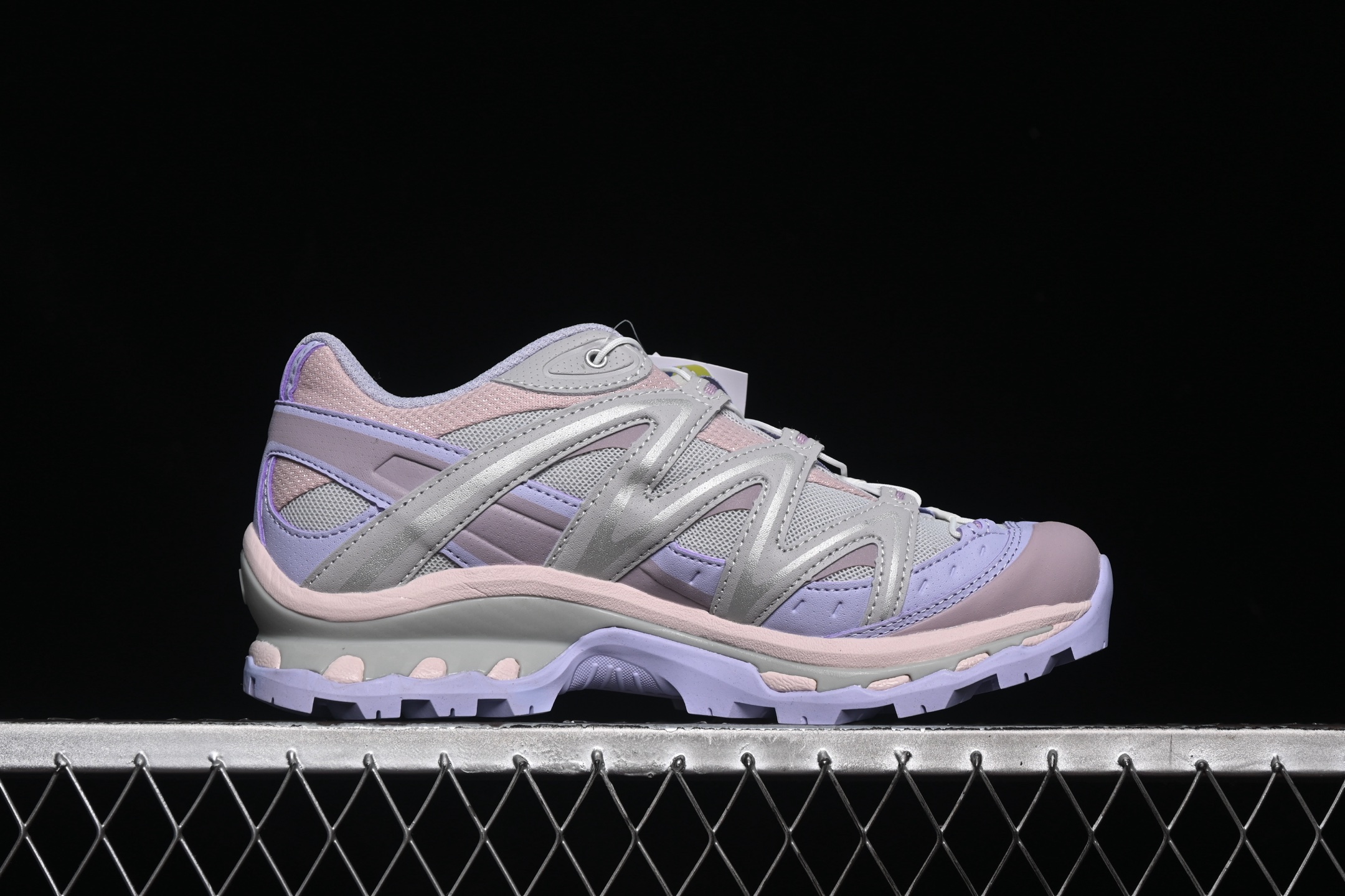 💰360纯原
Salomon XT-Quest 萨洛蒙 探索者系列户外越野跑鞋 491259-23
#鞋面采用SENSIFIT贴合技术 全方位贴合包裹脚型 鞋跟部鞋底牵引设计 提供强大的抓地性能 更适应野外崎岖不平的道路 其3D ADVANCED CHASSIS底盘 材料轻量大化 钉齿设计更具稳定性、防护性 鞋底易磨损区运用CONTAGRIP高耐磨材料 应对城市硬质路面长距离跑考验
尺码：36 36.5 37 38 38.5 39 40 HCD4