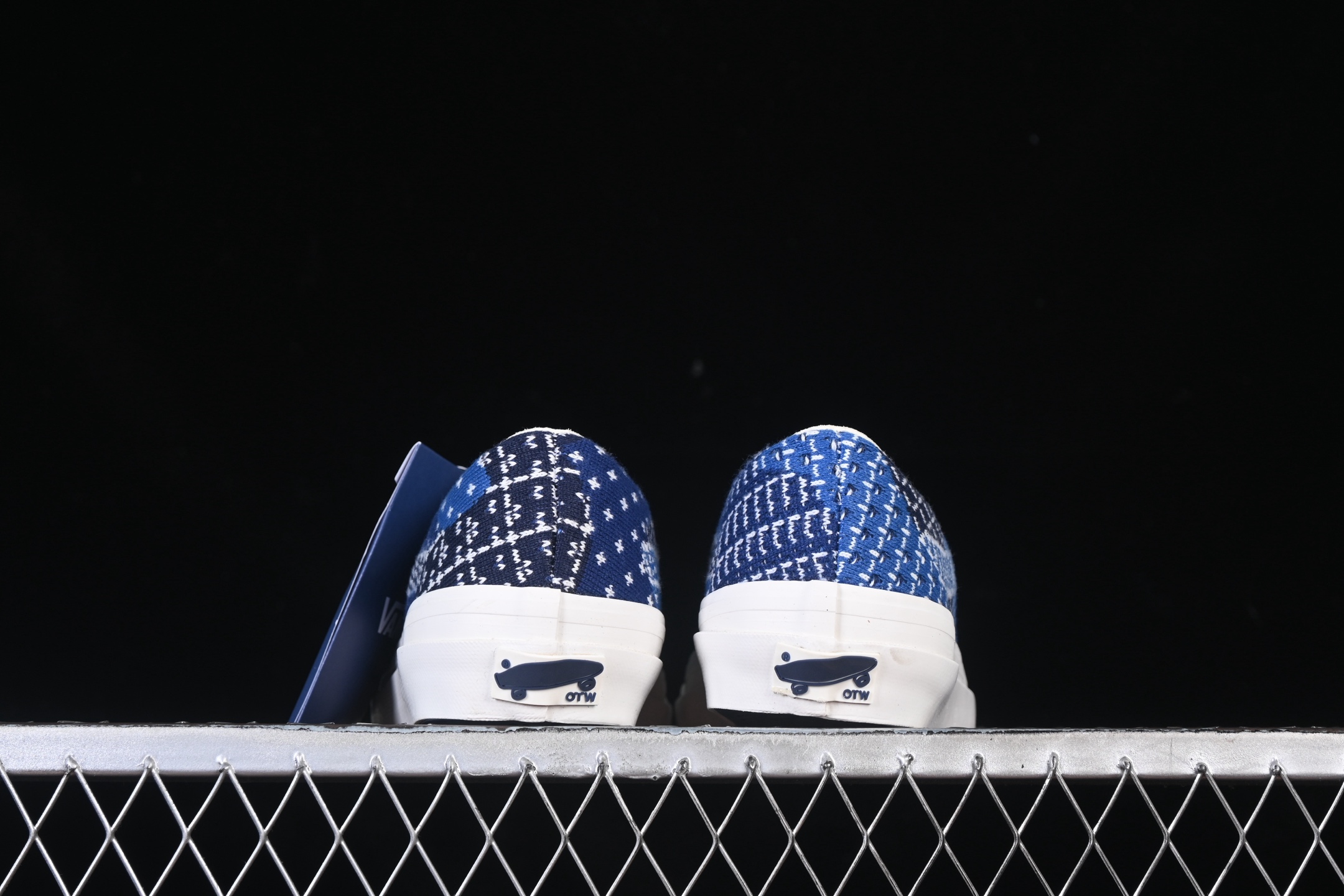 💰150纯原
Vans Old Skool 36 EK 编织系列 舒适百搭防滑耐磨休闲滑板鞋 VN000SHXBLU
#鞋面采用编织面料工艺，舒适透气，独特新颖打破传统，复古感拉满。鞋底沿用招牌“华夫格”纹路，抓地力强，同时搭载缓震鞋垫，脚感轻盈贴合，适合日常通勤和滑板运动。
尺码：35 36 36.5 37 38 38.5 39 40 40.5 41 42 42.5 43 44 M.C3
