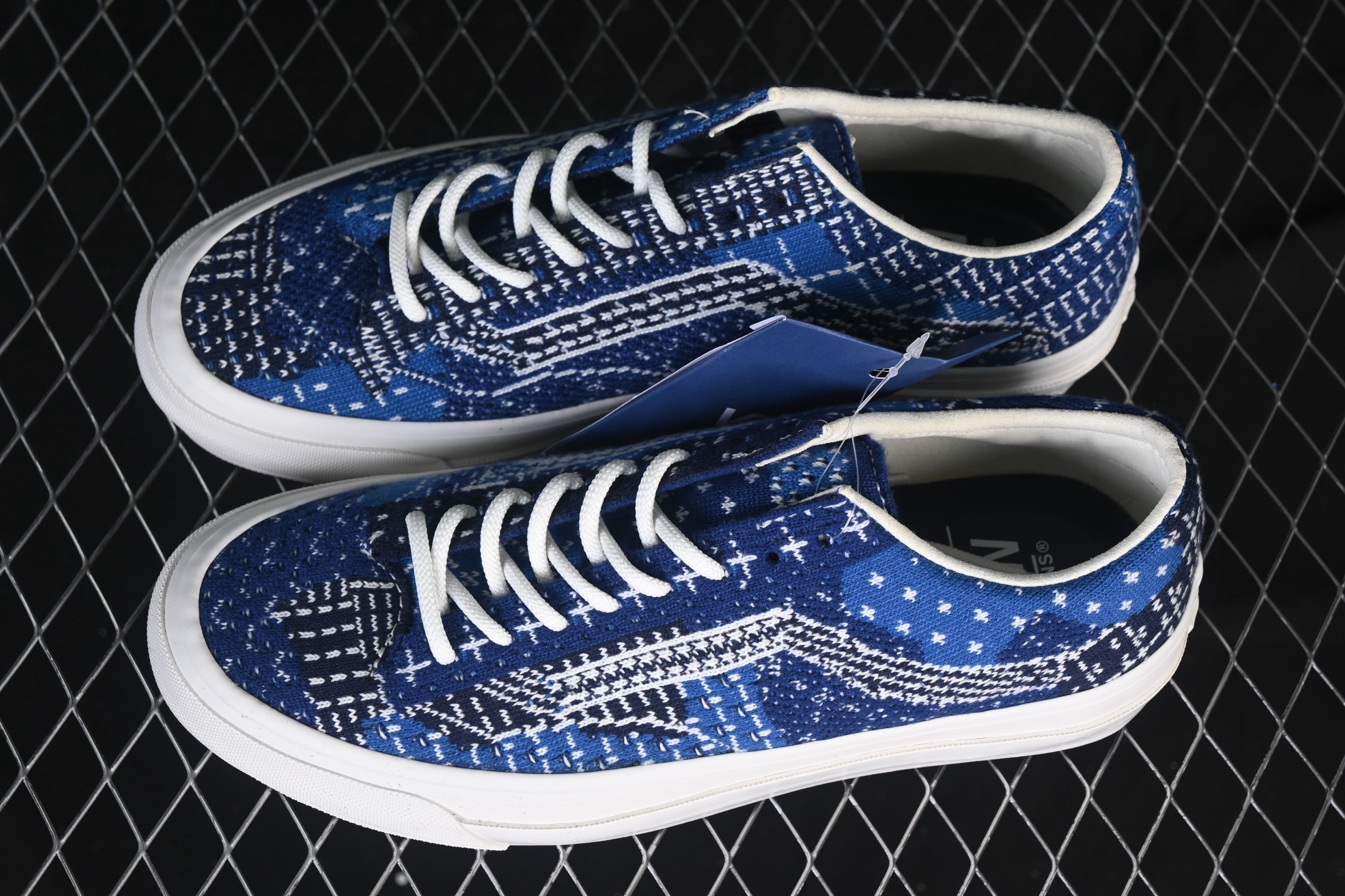 💰150纯原
Vans Old Skool 36 EK 编织系列 舒适百搭防滑耐磨休闲滑板鞋 VN000SHXBLU
#鞋面采用编织面料工艺，舒适透气，独特新颖打破传统，复古感拉满。鞋底沿用招牌“华夫格”纹路，抓地力强，同时搭载缓震鞋垫，脚感轻盈贴合，适合日常通勤和滑板运动。
尺码：35 36 36.5 37 38 38.5 39 40 40.5 41 42 42.5 43 44 M.C3