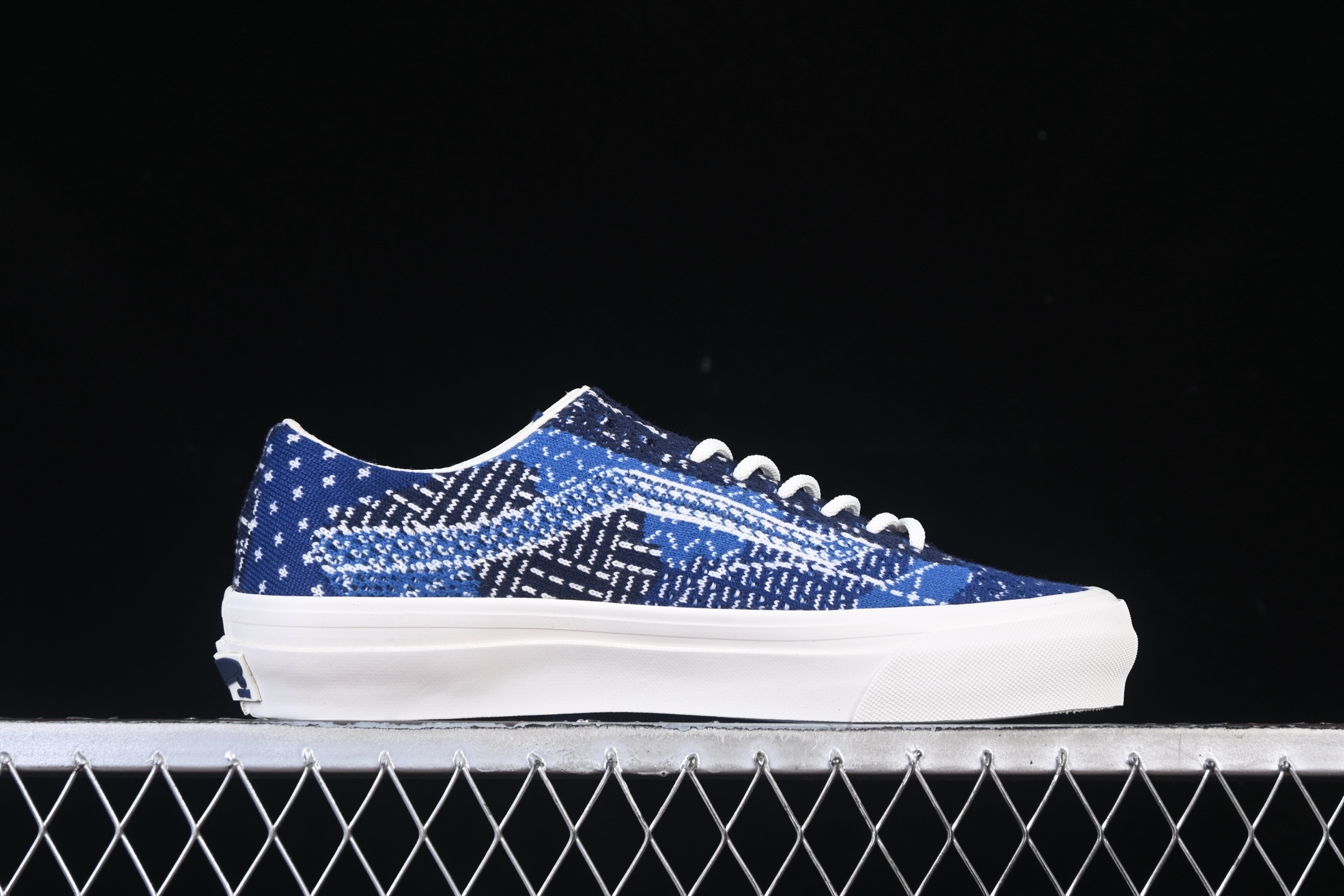 💰150纯原
Vans Old Skool 36 EK 编织系列 舒适百搭防滑耐磨休闲滑板鞋 VN000SHXBLU
#鞋面采用编织面料工艺，舒适透气，独特新颖打破传统，复古感拉满。鞋底沿用招牌“华夫格”纹路，抓地力强，同时搭载缓震鞋垫，脚感轻盈贴合，适合日常通勤和滑板运动。
尺码：35 36 36.5 37 38 38.5 39 40 40.5 41 42 42.5 43 44 M.C3