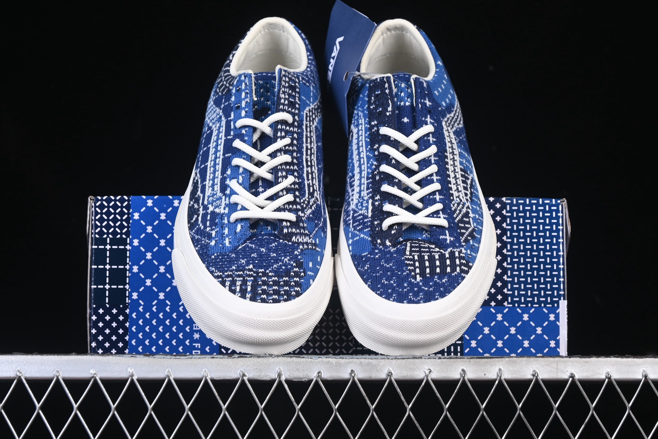 💰150纯原
Vans Old Skool 36 EK 编织系列 舒适百搭防滑耐磨休闲滑板鞋 VN000SHXBLU
#鞋面采用编织面料工艺，舒适透气，独特新颖打破传统，复古感拉满。鞋底沿用招牌“华夫格”纹路，抓地力强，同时搭载缓震鞋垫，脚感轻盈贴合，适合日常通勤和滑板运动。
尺码：35 36 36.5 37 38 38.5 39 40 40.5 41 42 42.5 43 44 M.C3