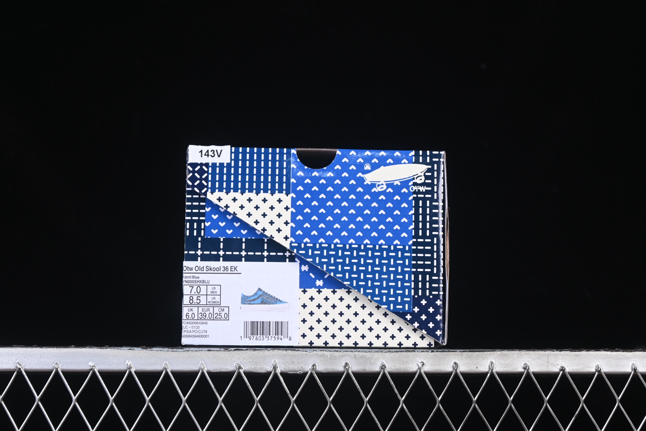 💰150纯原
Vans Old Skool 36 EK 编织系列 舒适百搭防滑耐磨休闲滑板鞋 VN000SHXBLU
#鞋面采用编织面料工艺，舒适透气，独特新颖打破传统，复古感拉满。鞋底沿用招牌“华夫格”纹路，抓地力强，同时搭载缓震鞋垫，脚感轻盈贴合，适合日常通勤和滑板运动。
尺码：35 36 36.5 37 38 38.5 39 40 40.5 41 42 42.5 43 44 M.C3