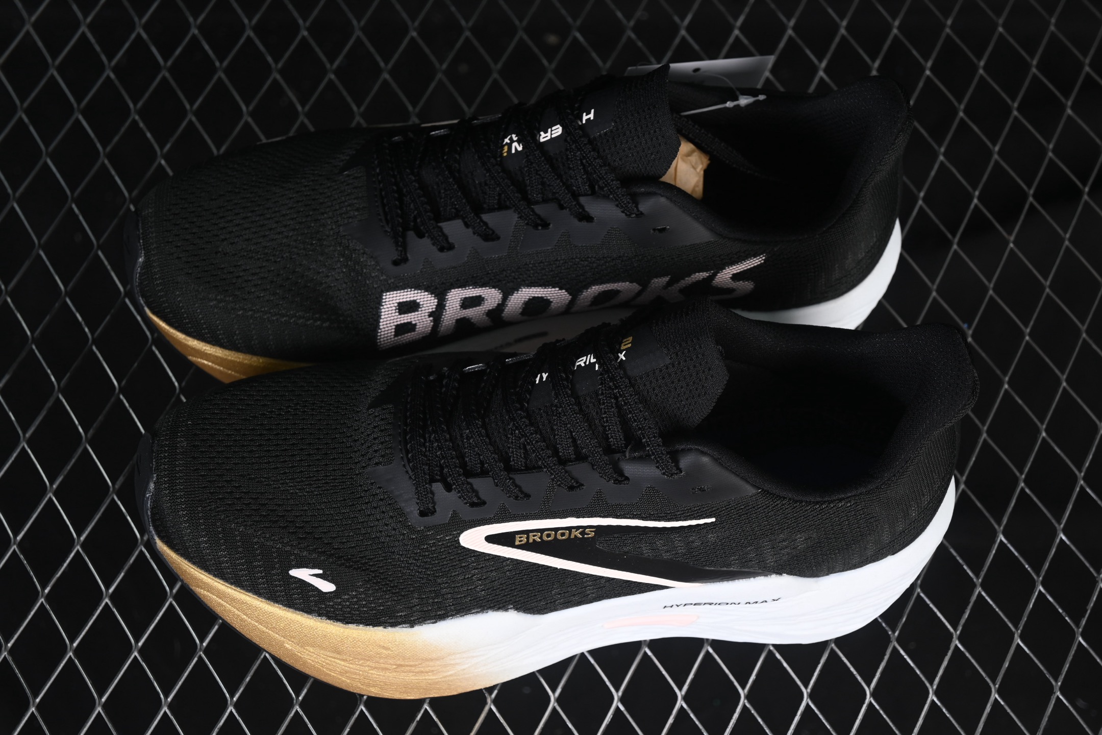 💰240纯原
Brooks Hyperion Max 2 布鲁克斯 烈风2 减震竞速马拉松专业跑鞋 1104341D098
尺码：36 36.5 37 38 38.5 39 40 40.5 41 42 42.5 43 44 44.5 45 G.D4