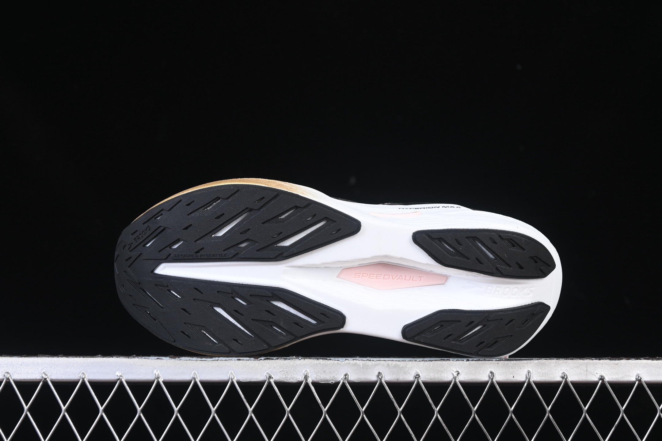 💰240纯原
Brooks Hyperion Max 2 布鲁克斯 烈风2 减震竞速马拉松专业跑鞋 1104341D098
尺码：36 36.5 37 38 38.5 39 40 40.5 41 42 42.5 43 44 44.5 45 G.D4