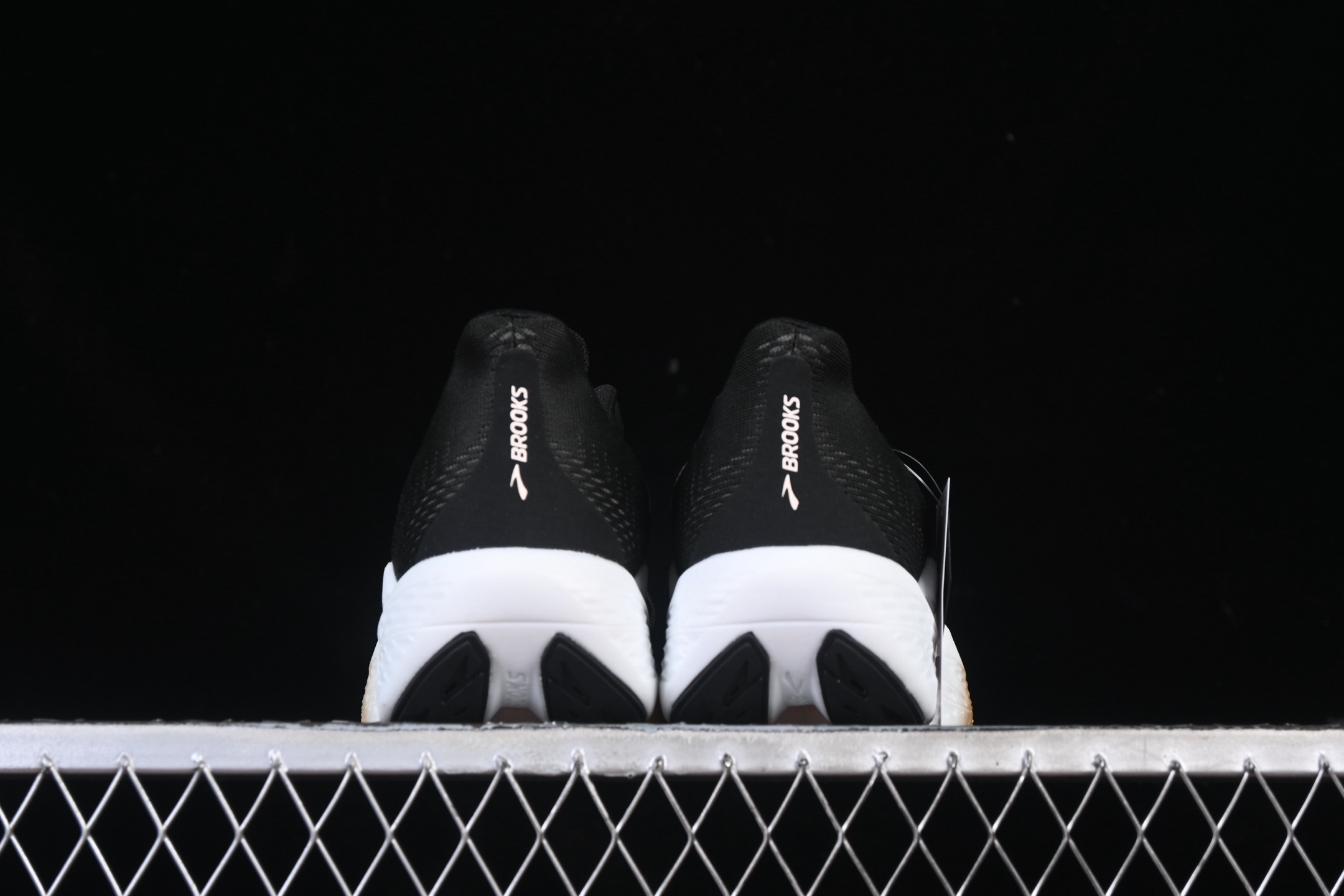 💰240纯原
Brooks Hyperion Max 2 布鲁克斯 烈风2 减震竞速马拉松专业跑鞋 1104341D098
尺码：36 36.5 37 38 38.5 39 40 40.5 41 42 42.5 43 44 44.5 45 G.D4