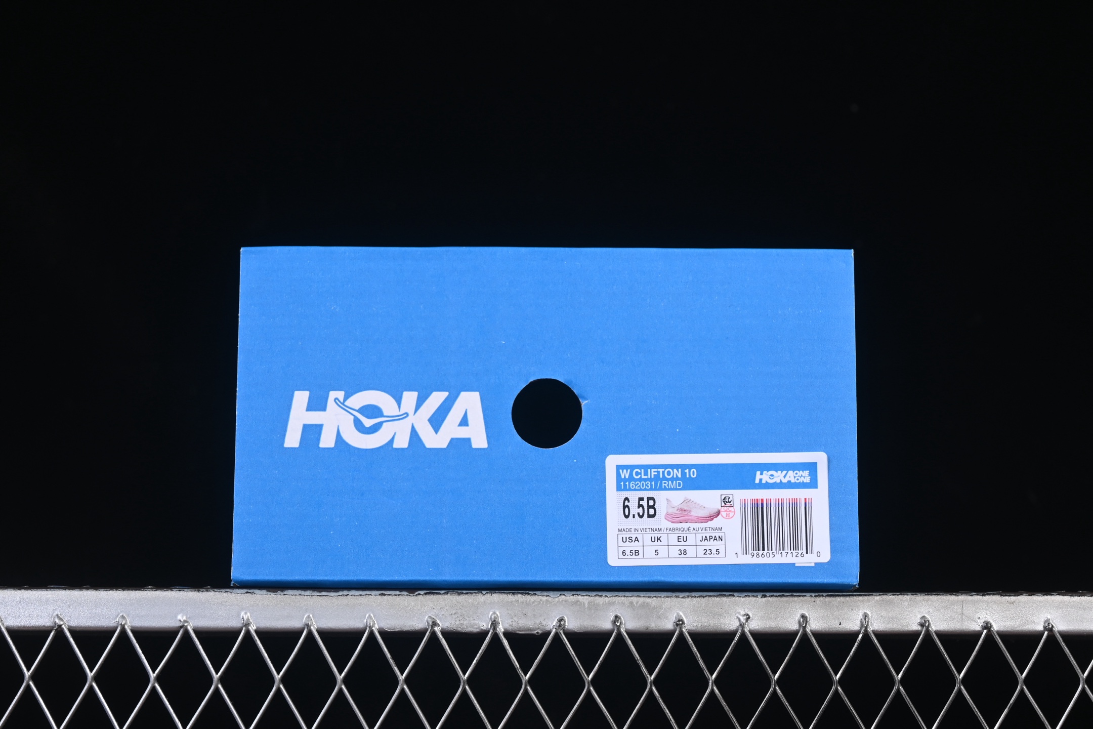 💰220纯原
HOKA ONE ONE CLIFTON 10 克里夫顿系列 轻盈透气的针织网面跑鞋 1162031 RMD
#增强鞋面的强度和支撑性能 搭配柔软的鞋舌 让双脚在舒适包裹中跑的更加畅快 全新泡棉中底 柔软的同时增强回弹性能 为不同跑者提供更平稳流畅的脚感 带来全面的缓冲保护 根据人体工程学设计的延长拉襟 后跟处弹软的海绵填充舒适固定 避免掉跟和摩擦
尺码:36 36.5 37 38 38.5 39 40 B.D4