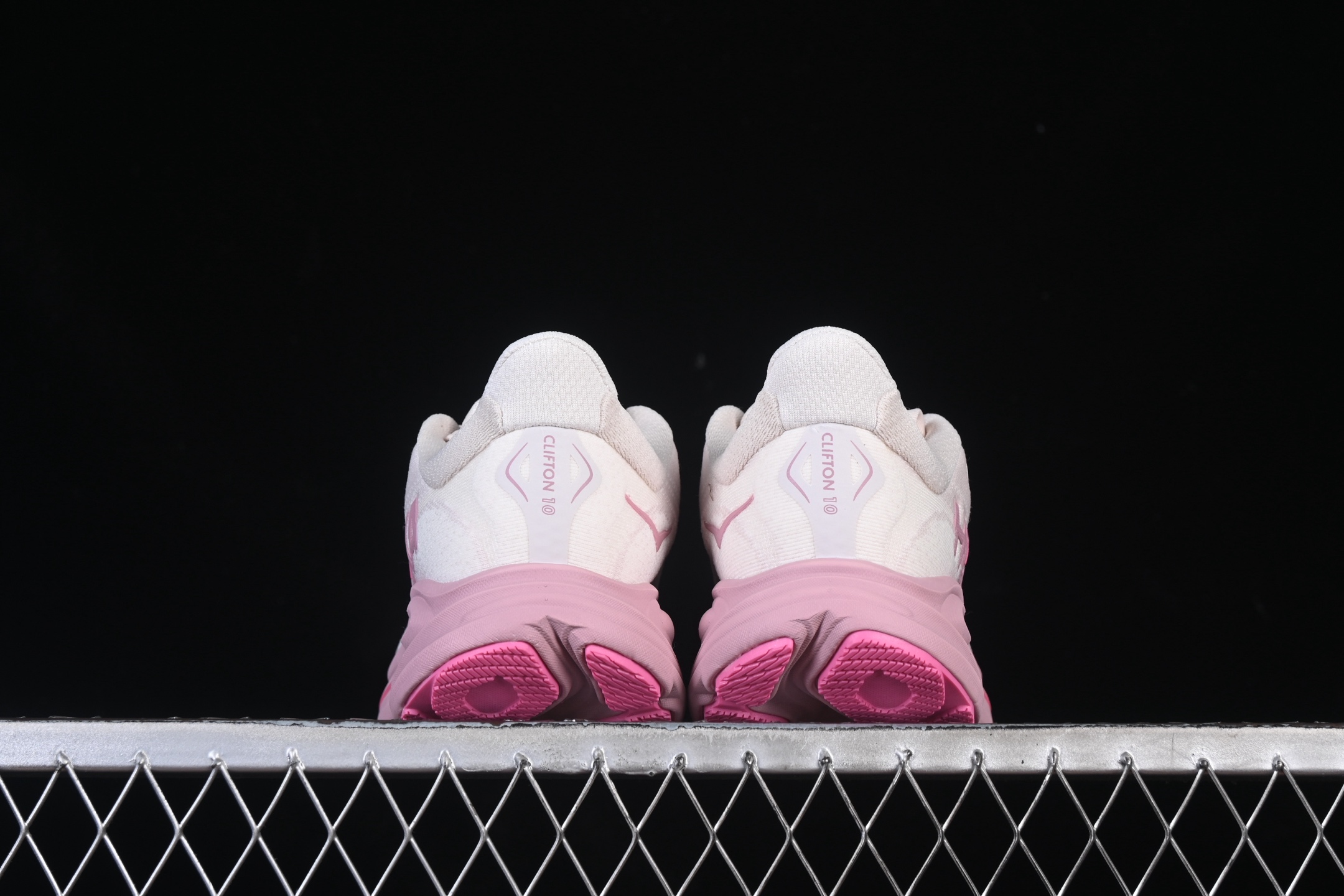 💰220纯原
HOKA ONE ONE CLIFTON 10 克里夫顿系列 轻盈透气的针织网面跑鞋 1162031 RMD
#增强鞋面的强度和支撑性能 搭配柔软的鞋舌 让双脚在舒适包裹中跑的更加畅快 全新泡棉中底 柔软的同时增强回弹性能 为不同跑者提供更平稳流畅的脚感 带来全面的缓冲保护 根据人体工程学设计的延长拉襟 后跟处弹软的海绵填充舒适固定 避免掉跟和摩擦
尺码:36 36.5 37 38 38.5 39 40 B.D4
