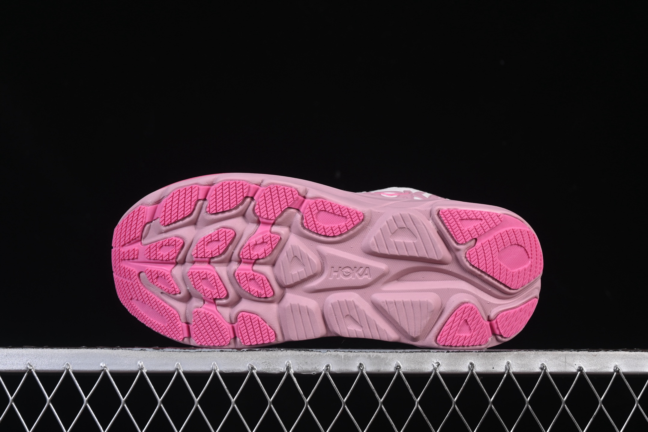 💰220纯原
HOKA ONE ONE CLIFTON 10 克里夫顿系列 轻盈透气的针织网面跑鞋 1162031 RMD
#增强鞋面的强度和支撑性能 搭配柔软的鞋舌 让双脚在舒适包裹中跑的更加畅快 全新泡棉中底 柔软的同时增强回弹性能 为不同跑者提供更平稳流畅的脚感 带来全面的缓冲保护 根据人体工程学设计的延长拉襟 后跟处弹软的海绵填充舒适固定 避免掉跟和摩擦
尺码:36 36.5 37 38 38.5 39 40 B.D4
