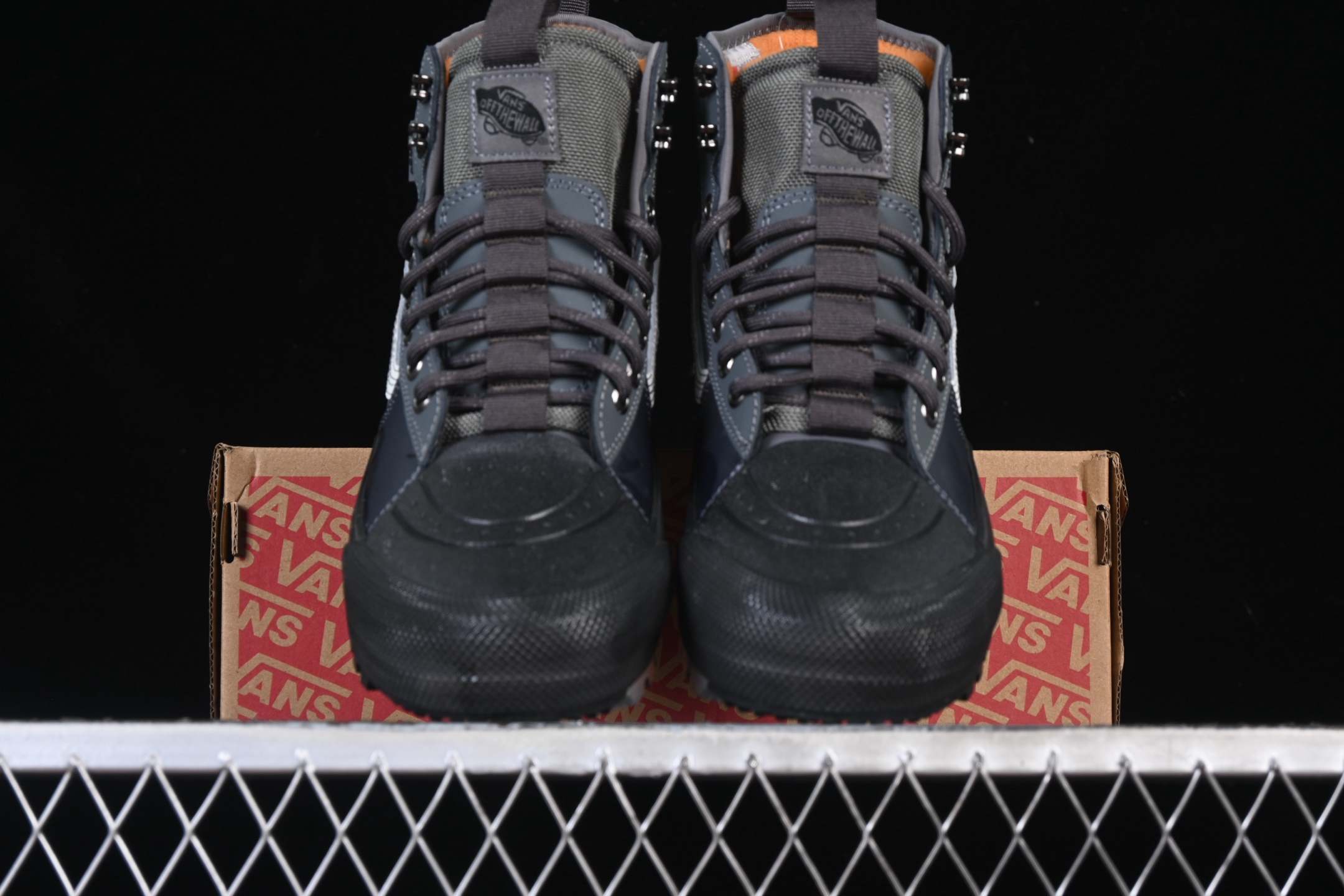 💰260纯原
 Vans Sk8-Hi Gore Te 户外探险系列圆头系带高帮户外功能休闲鞋 VN0A5I116MP
#工艺：硫化1:1（重量1:1、真标、原钢印、材质标、鞋型标、合格证）
尺码：35 36 36.5 37 38 38.5 39 40 40.5 41 42 42.5 43 44 M.C3
