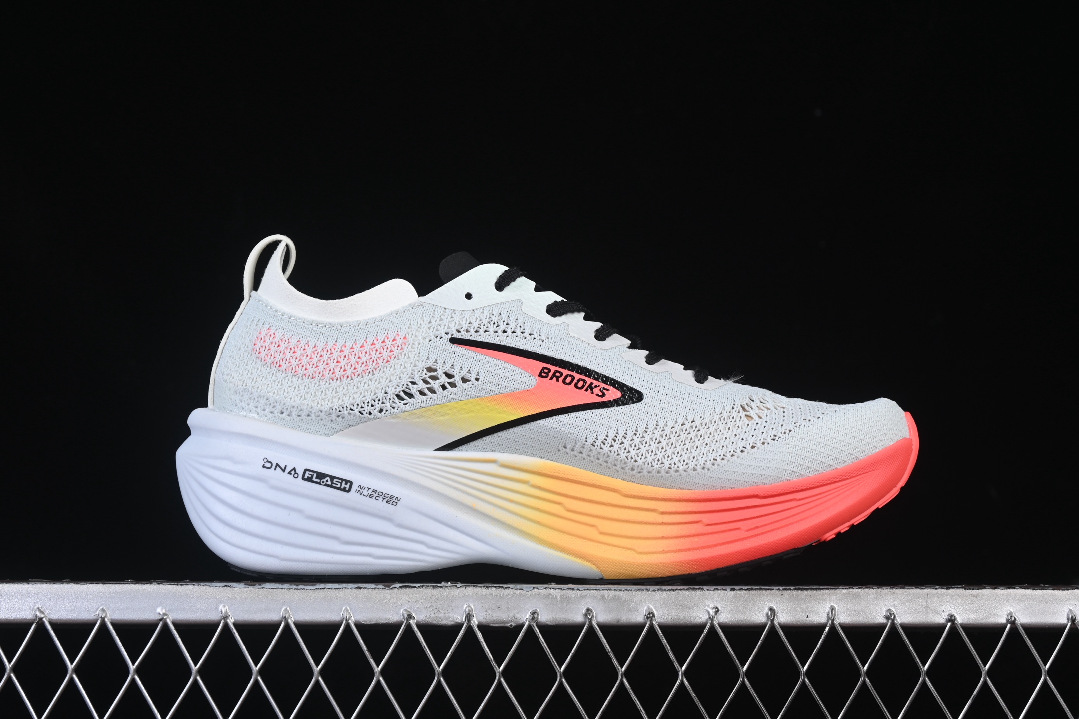 💰240纯原
 Brooks Hyperion Elite 4 布鲁克斯龙卷风4 休闲透气缓震运动鞋 1000461D488
尺码：36 36.5 37 38 38.5 39 40 40.5 41 42 42.5 43 44 44.5 45 G.D4